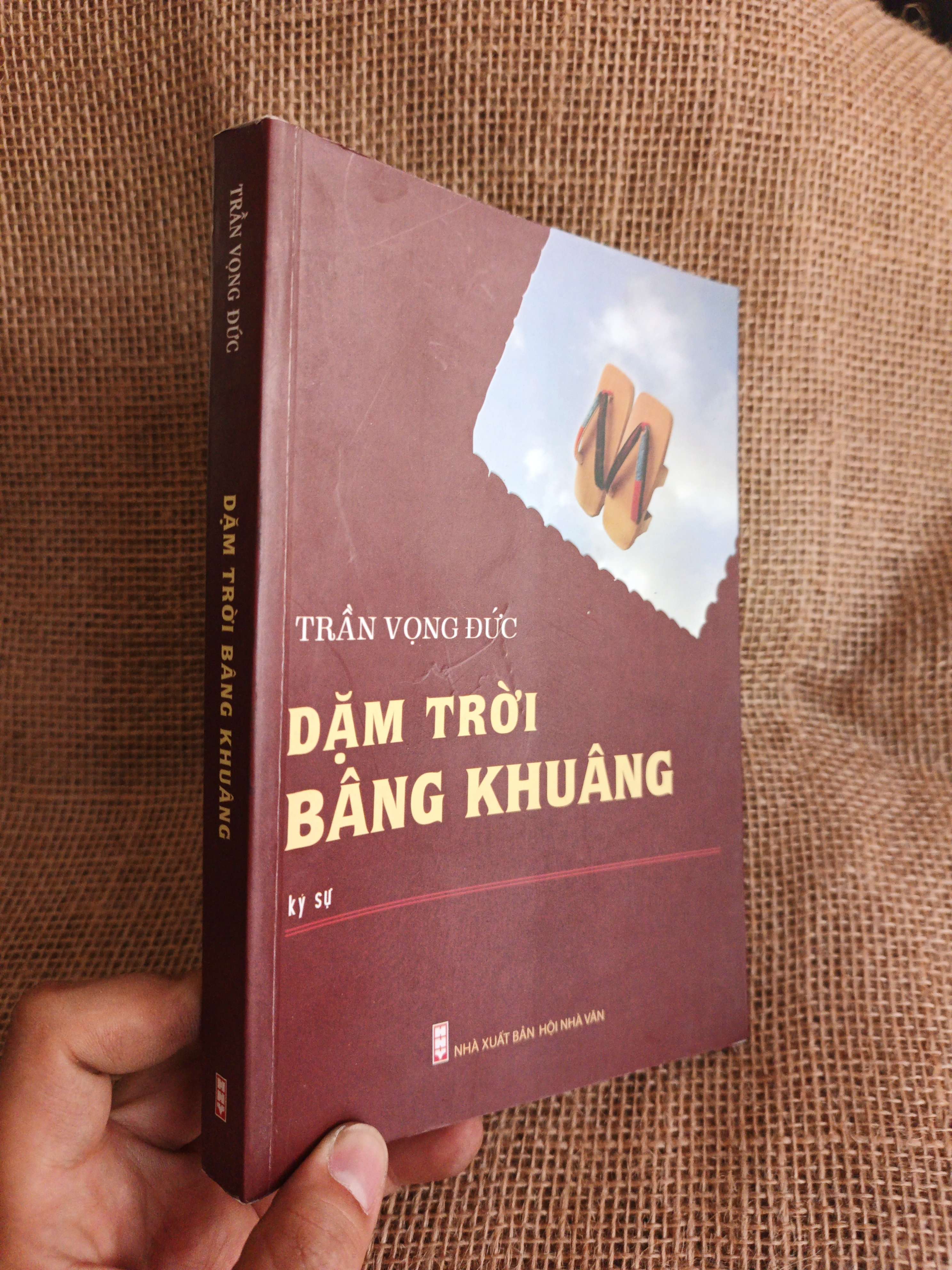 Dặm trời bâng khuâng - Trần Vọng Đức 2022 mới 90% (Sách văn học) HCM060526 (NSX)