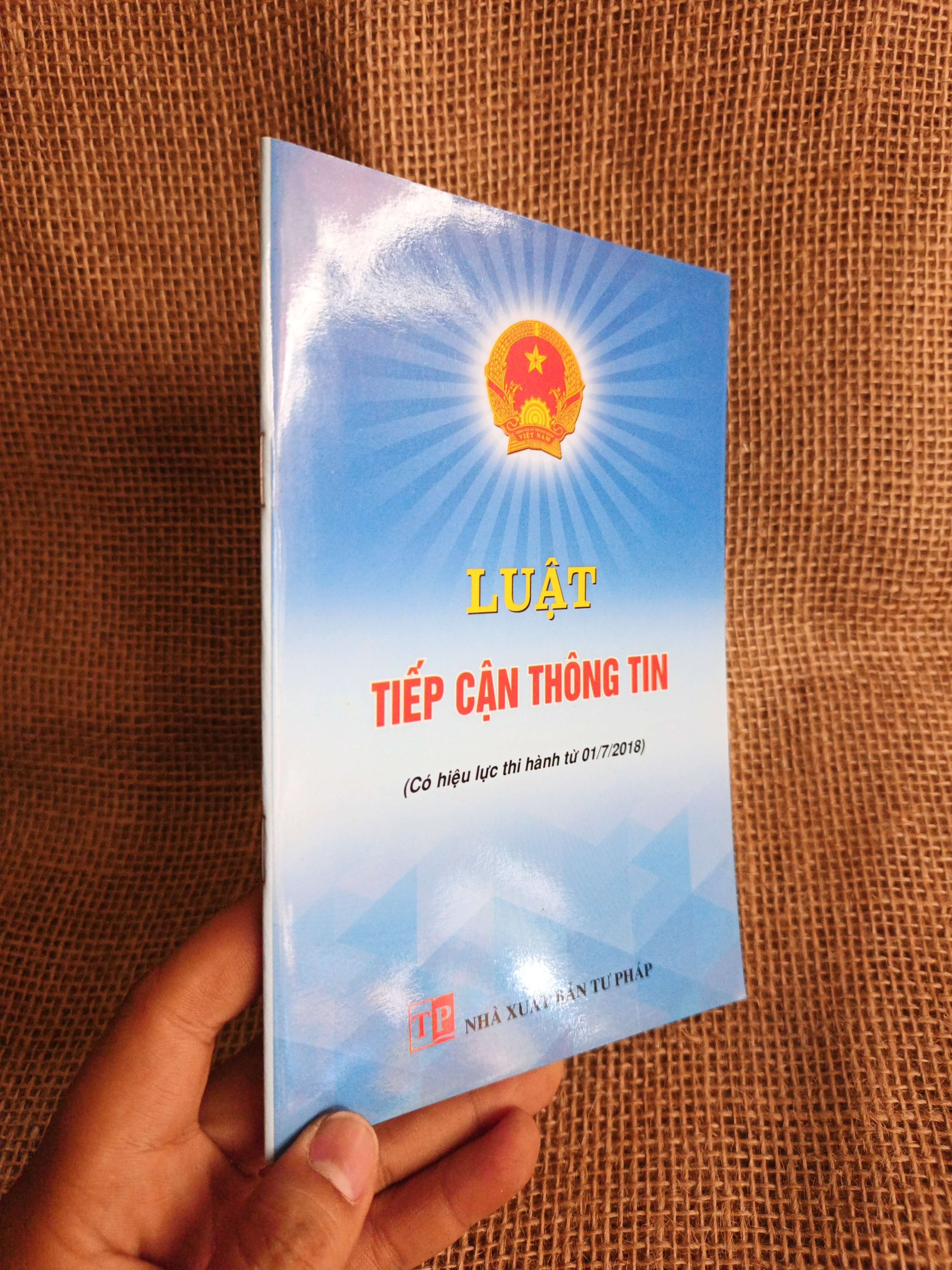 Luật tiếp cận thông tin 2016 mới 90% (Sách chính trị - pháp lý) HCM060526 (NSX)