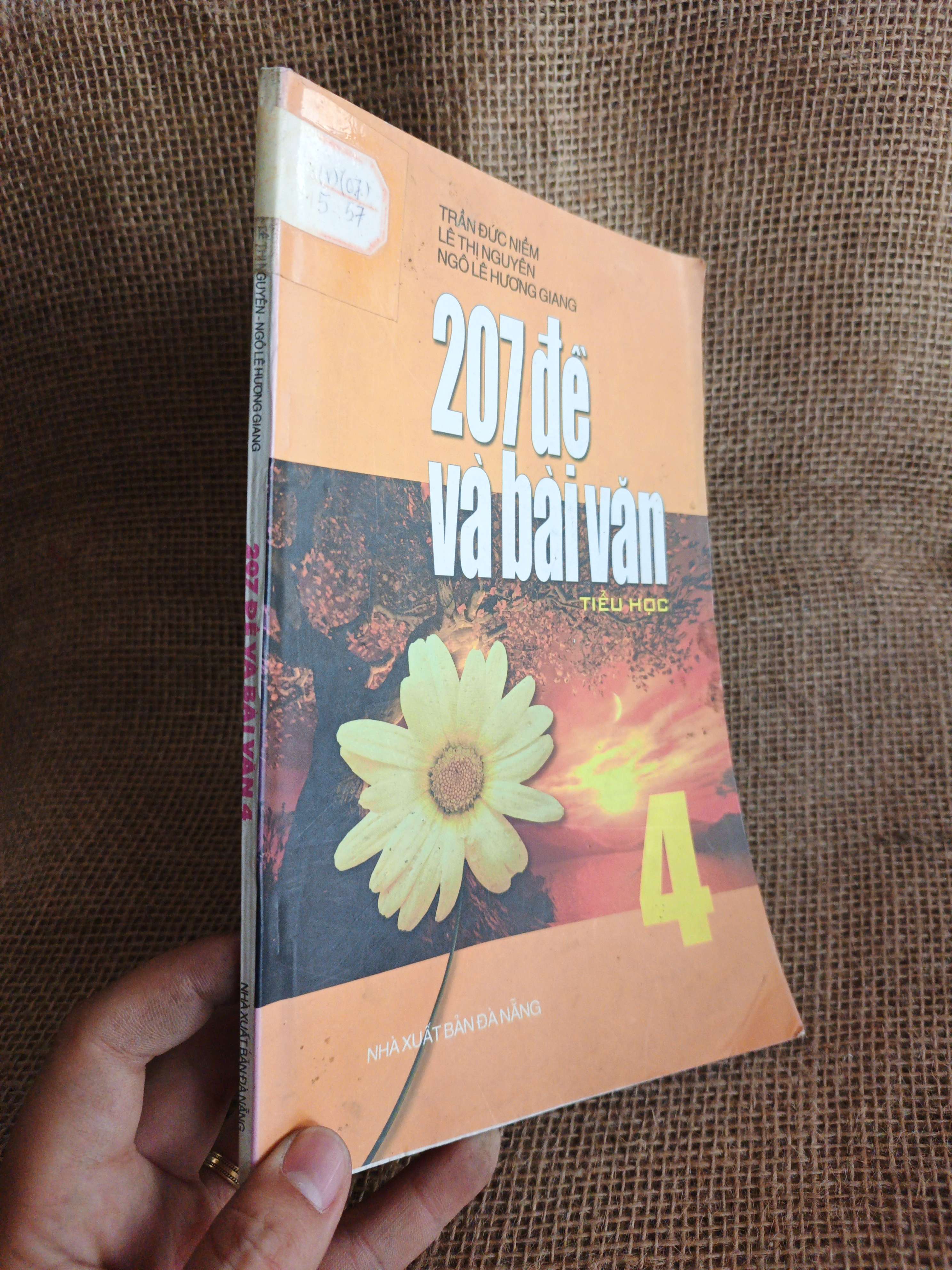 207 đề và bài văn tiểu học 2005 mới 80% (Sách giáo khoa - giáo trình) HCM060526