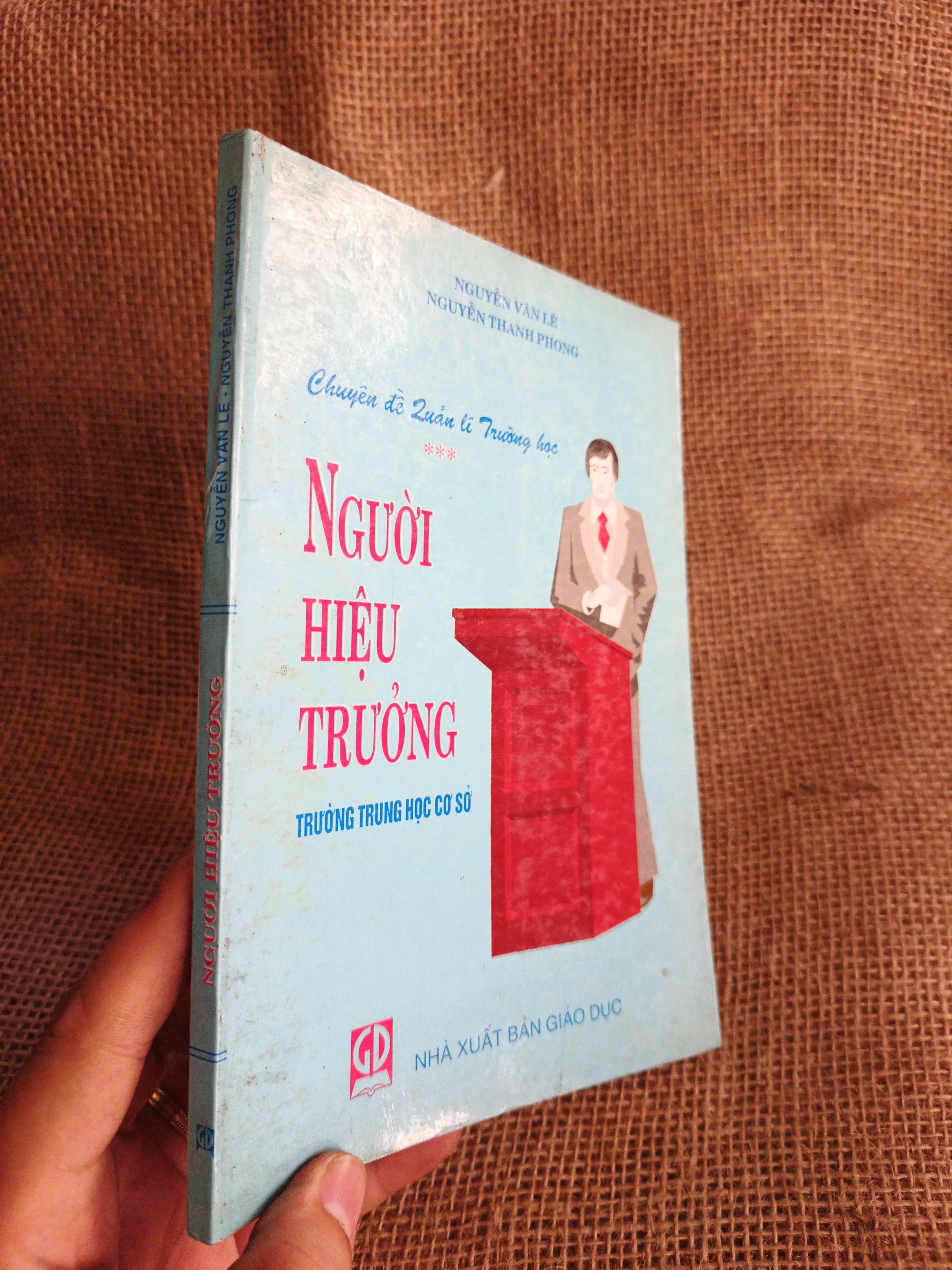 Người hiệu trưởng trường THCS - Nguyễn Văn Lê 1997 mới 80% (Quản trị - lãnh đạo) HCM060526