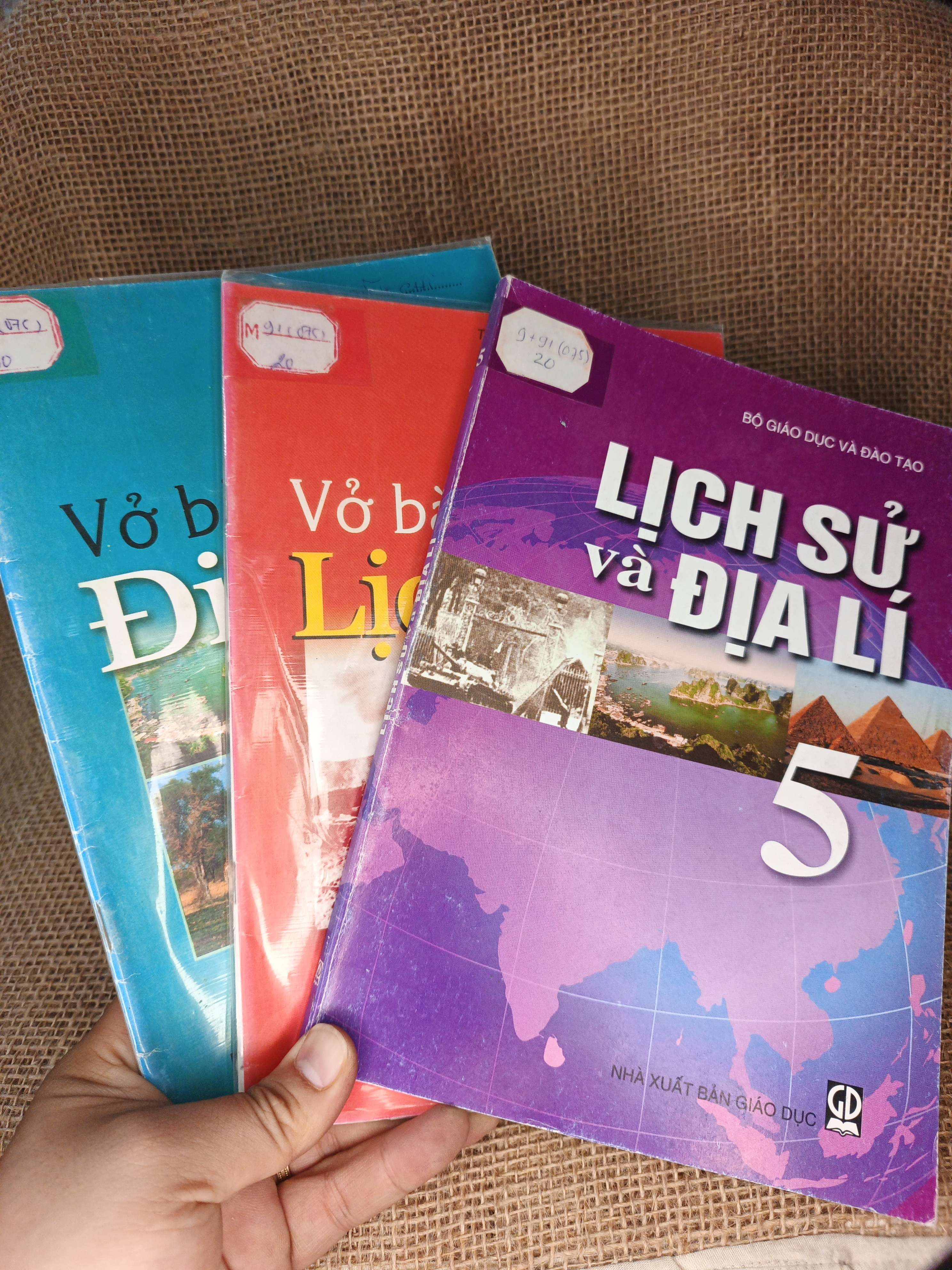 Combo Lịch sử và Địa lý; vở bài tập Lịch sử và Địa lý 5 2006 mới 90% (Sách giáo khoa - giáo trình) HCM060526