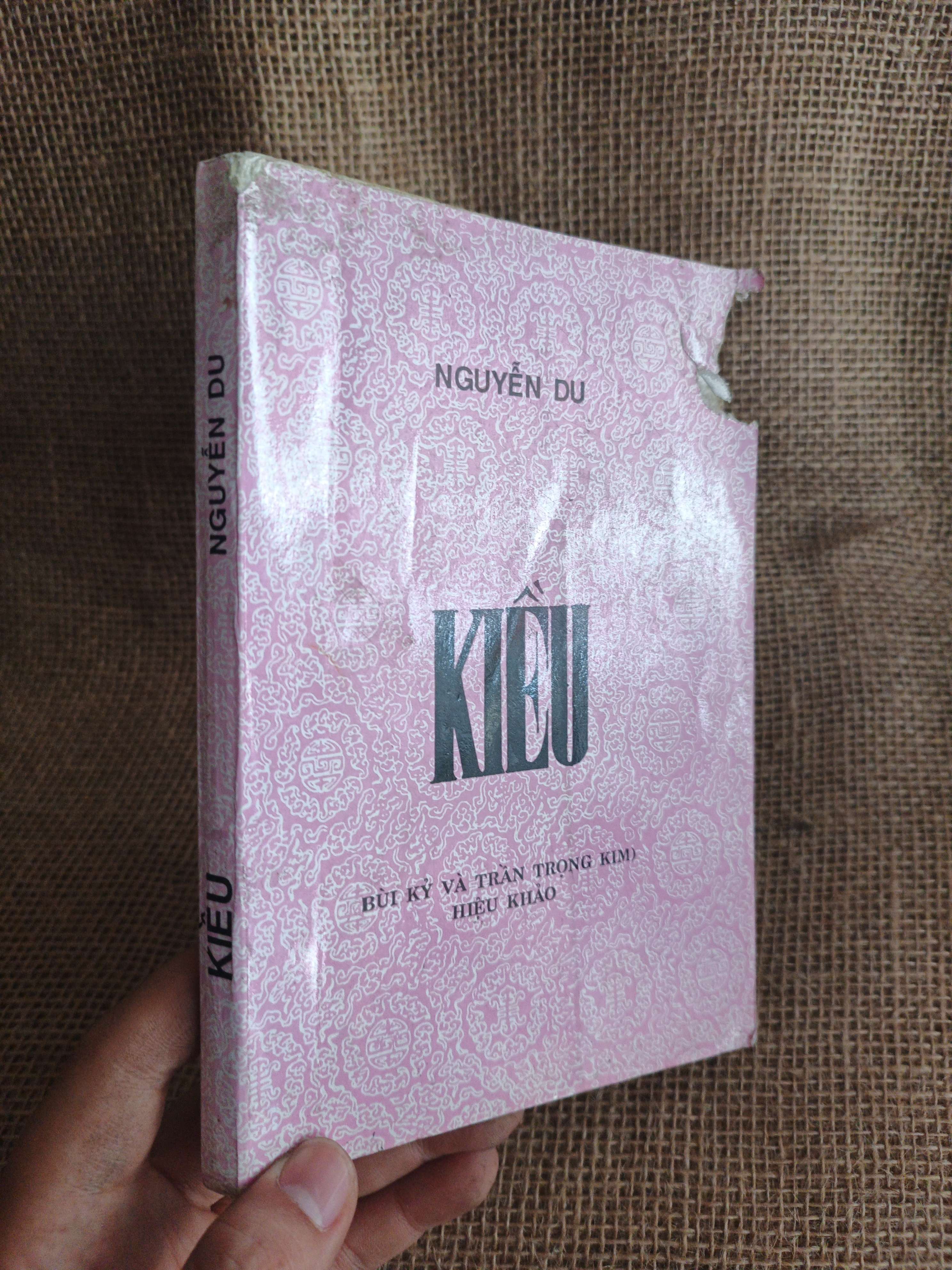 Kiều (Bút ký và Trần Trọng Kim hiệu khảo) - Nguyễn Du 1998 mới 70% ố rách nhẹ (Sách chuyên khảo, khảo cứu) HCM060526