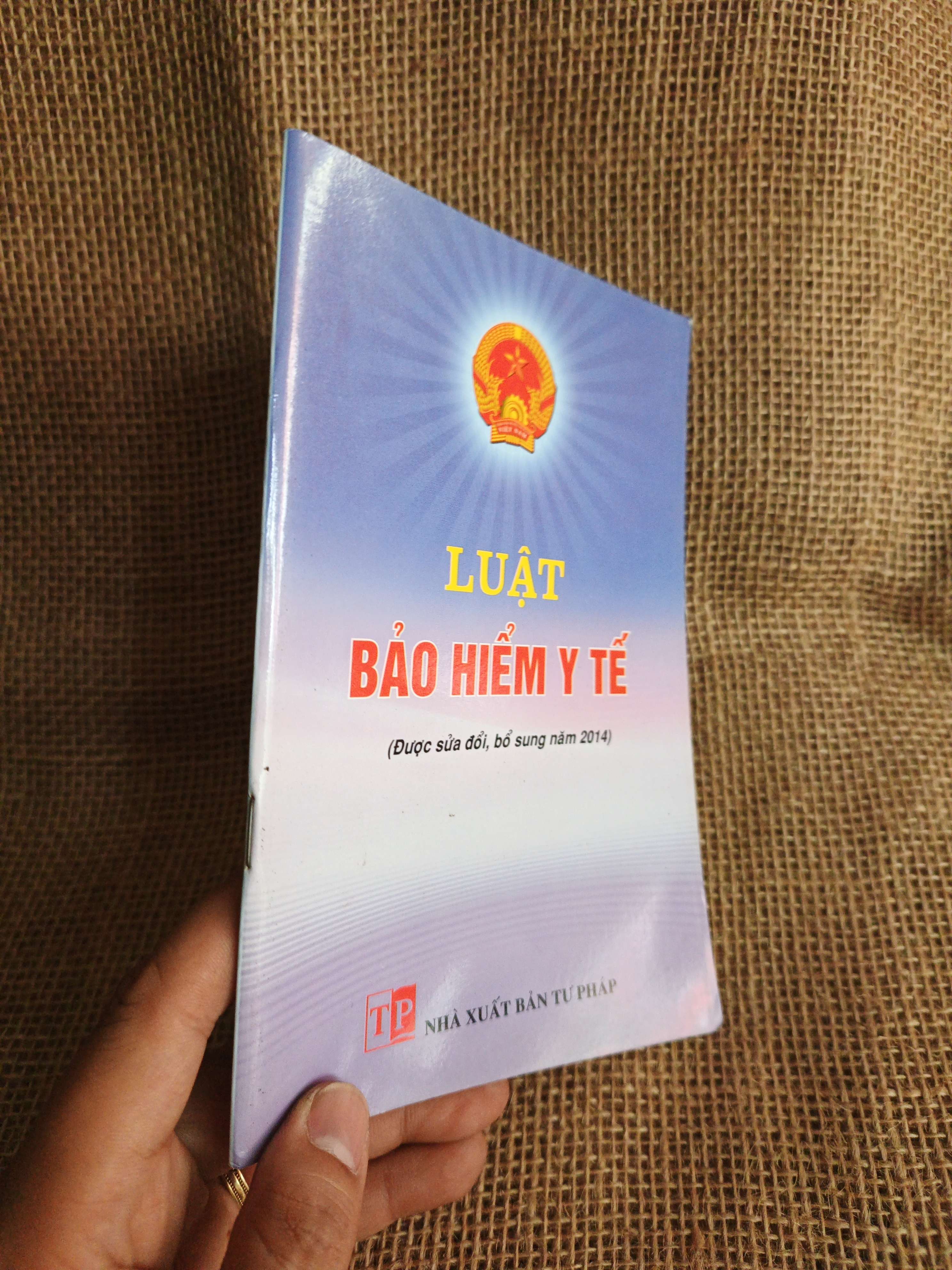 Luật bảo hiểm y tế 2014 mới 90% (Sách chính trị - pháp lý) HCM060526 (NSX)