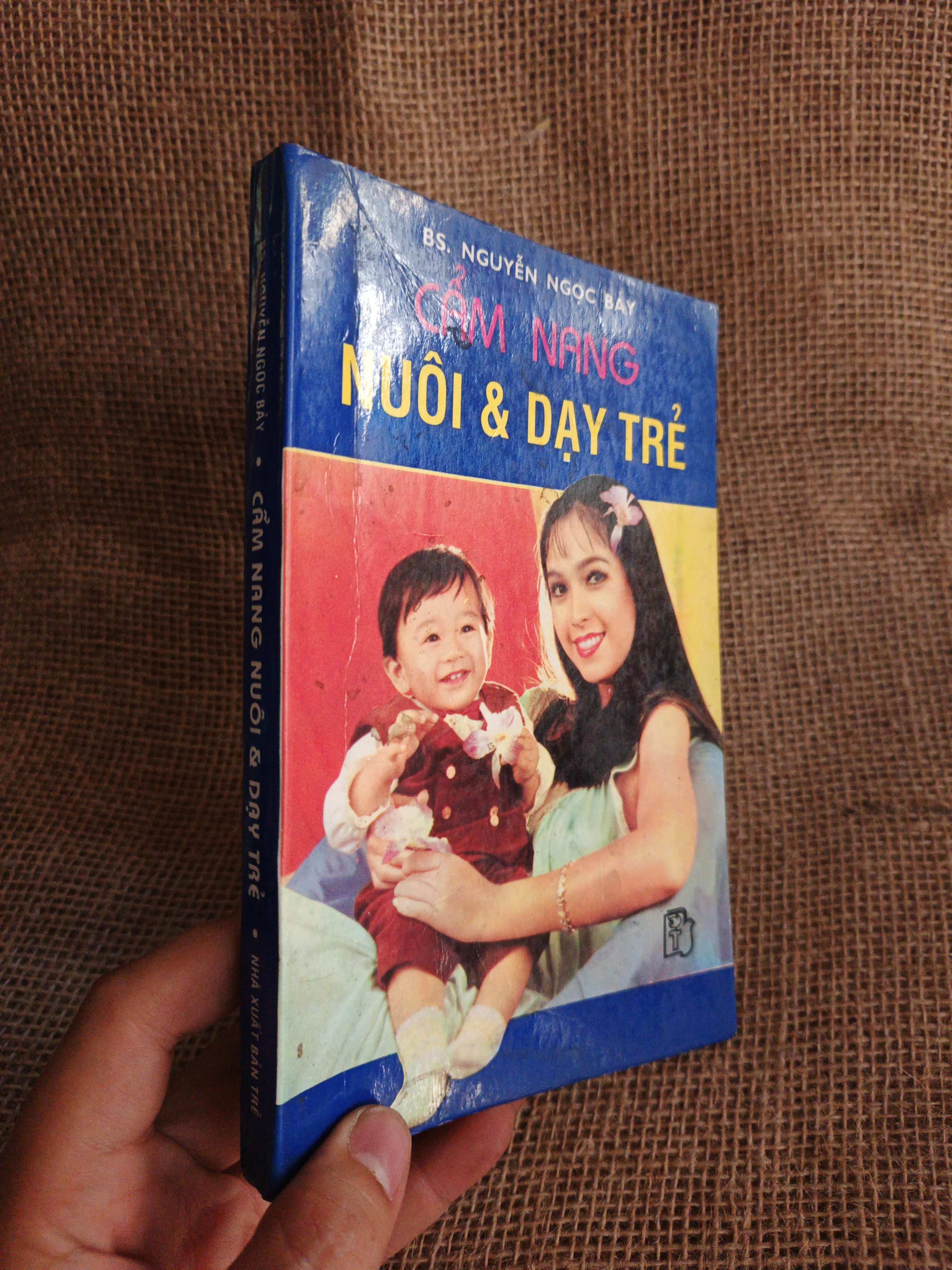 Cẩm nang nuôi và dạy trẻ 1995 mới 80% ố (Sách làm cha mẹ) HCM060526