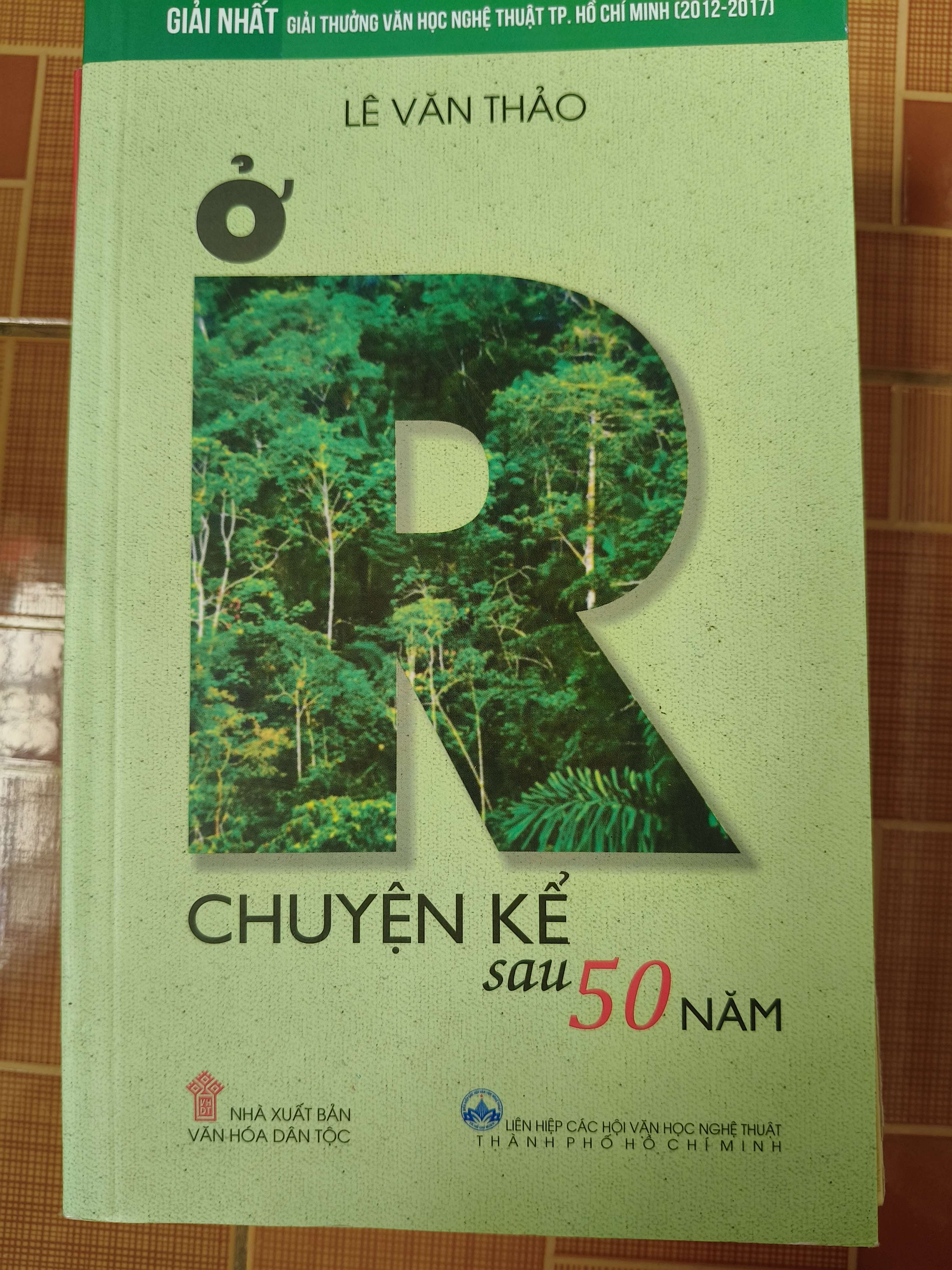 Ở R chuyện kể sau 50 năm - 2019 - 219 trang (Sách văn học) ANTQ060526