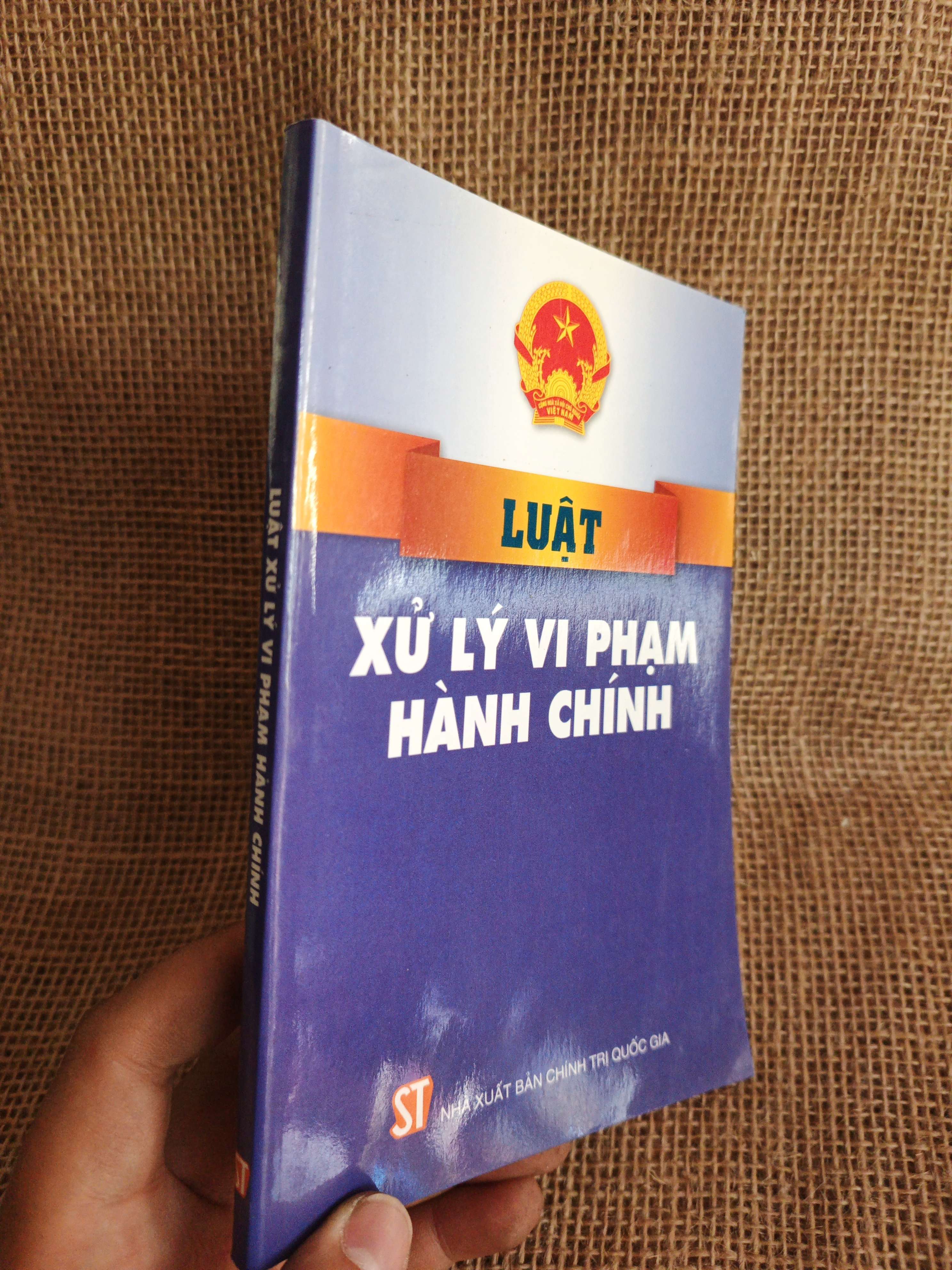 Luật xử lý vi phạm hành chính 2013 mới 90% (Sách chính trị - pháp lý) HCM060526 (NSX)