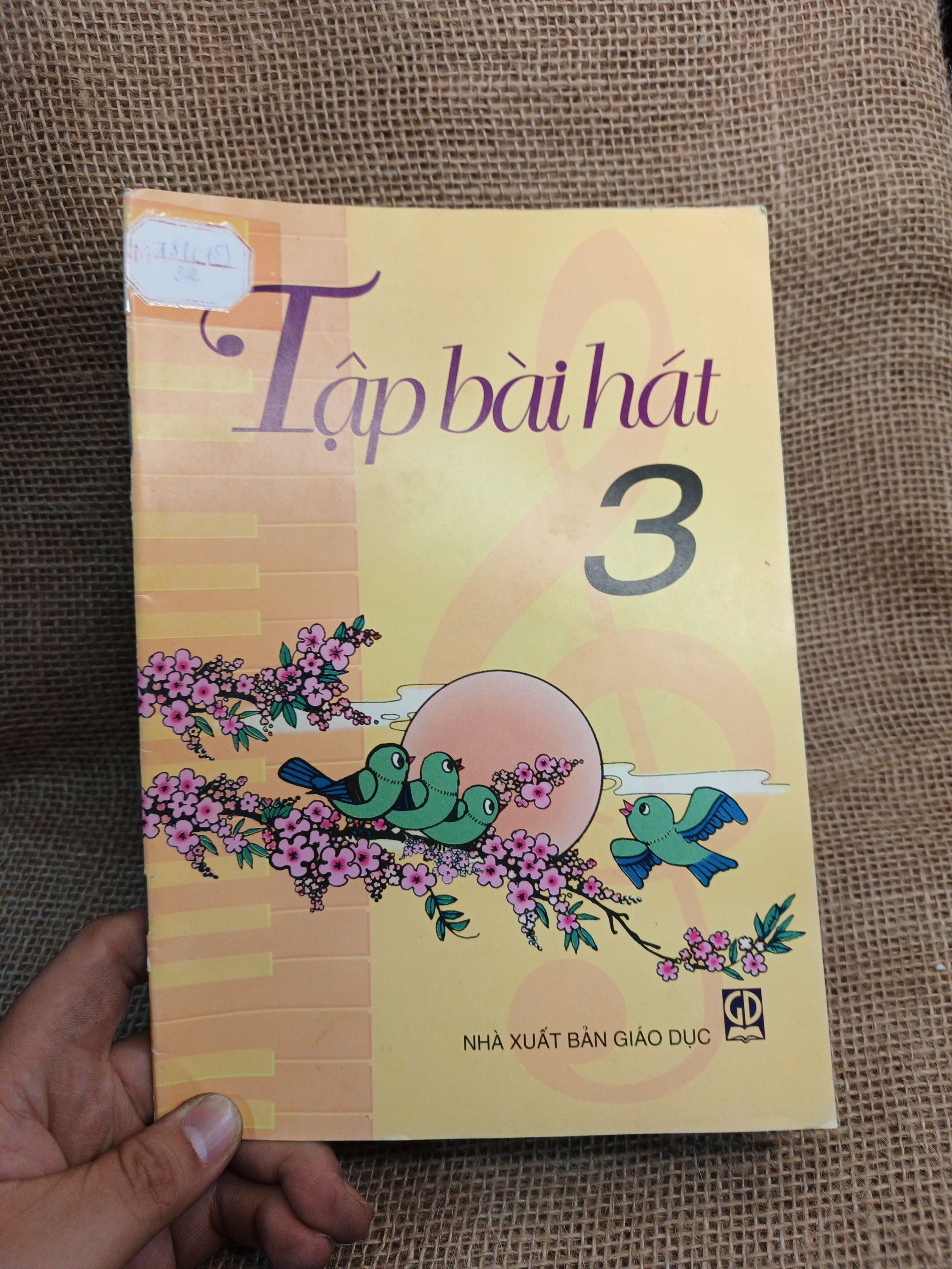 Tập bài hát 3 2006 mới 90% (Sách giáo khoa - giáo trình) HCM060526