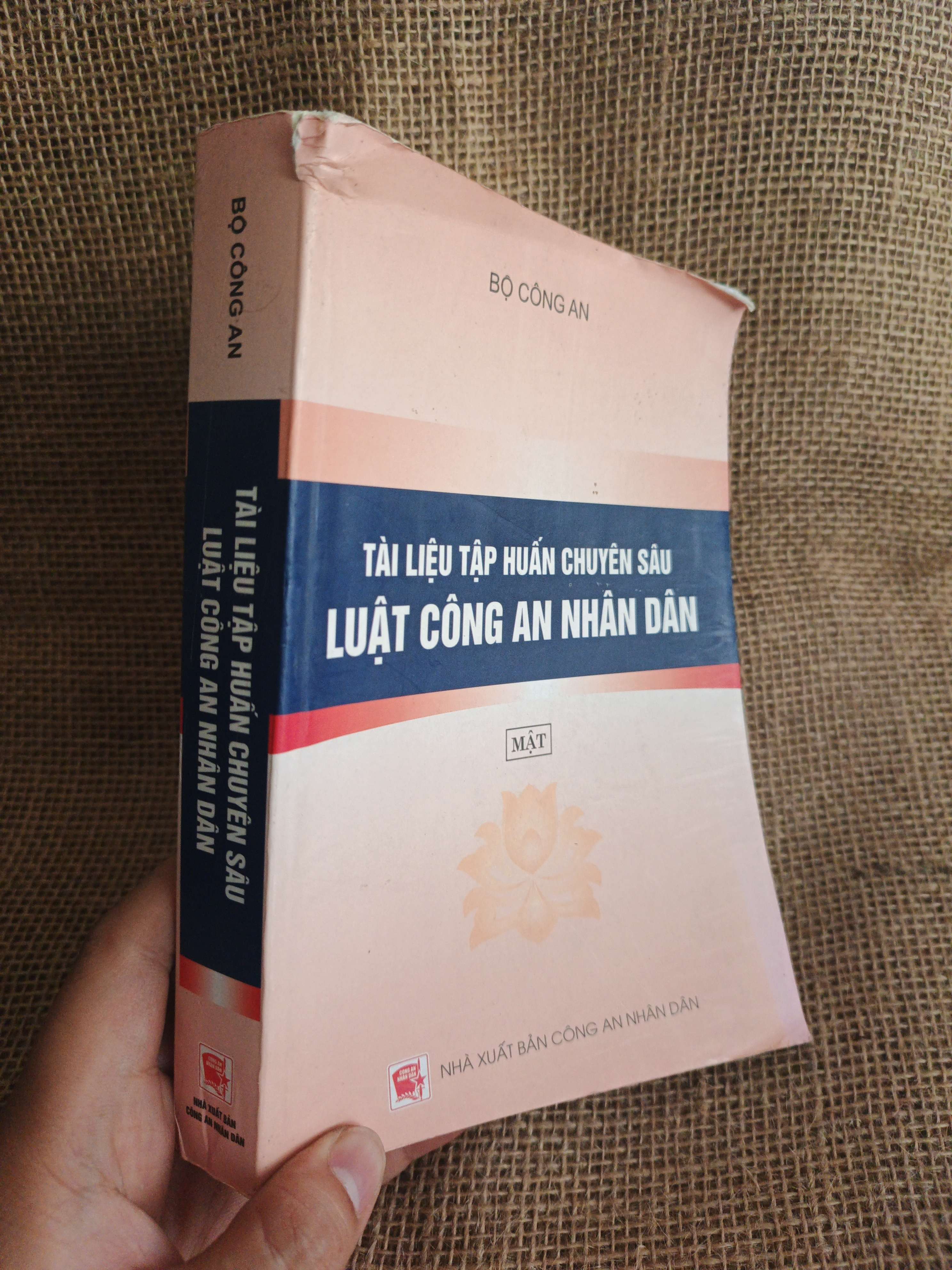 Tài liệu tập huấn chuyên sâu luật công an nhân dân 2015 mới 90% (Sách giáo khoa - giáo trình) HCM060526 (NSX)