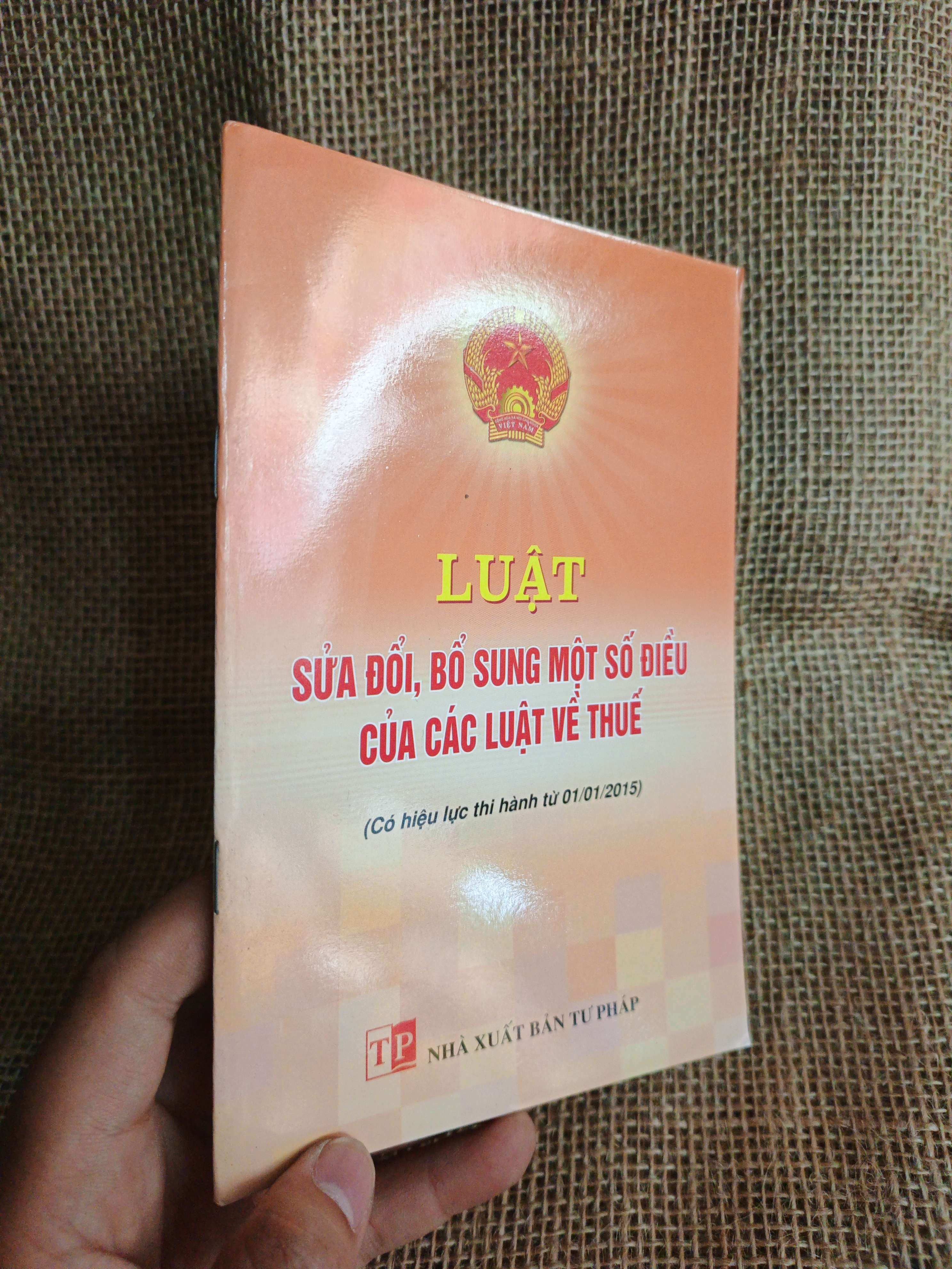 Luật sử đổi, bổ sung một số điều của các luật về thuế 2015 mới 90% (Sách chính trị - pháp lý) HCM060526 (NSX)