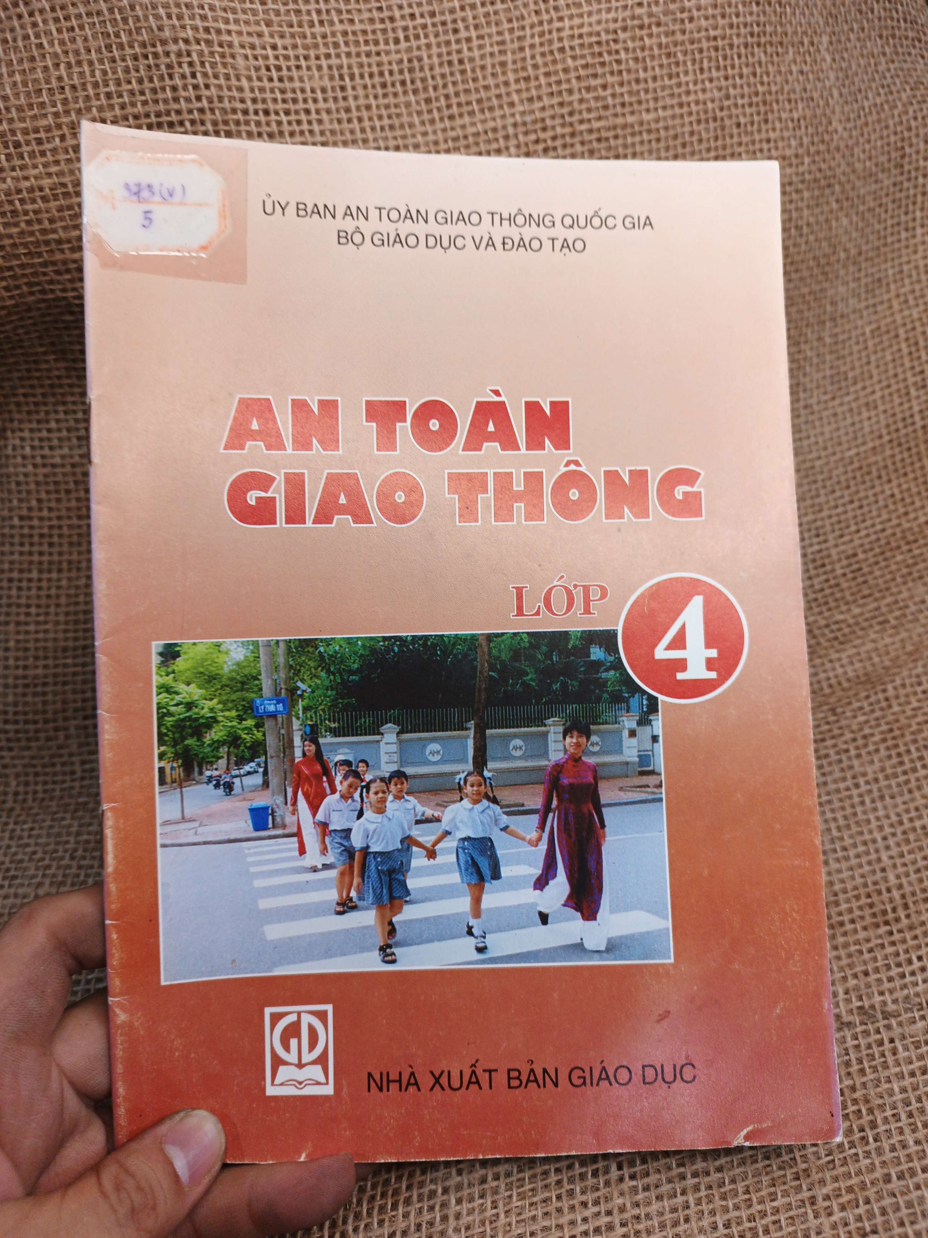 An toàn giao thông lớp 4 2002 mới 80% (Sách giáo khoa - giáo trình) HCM060526