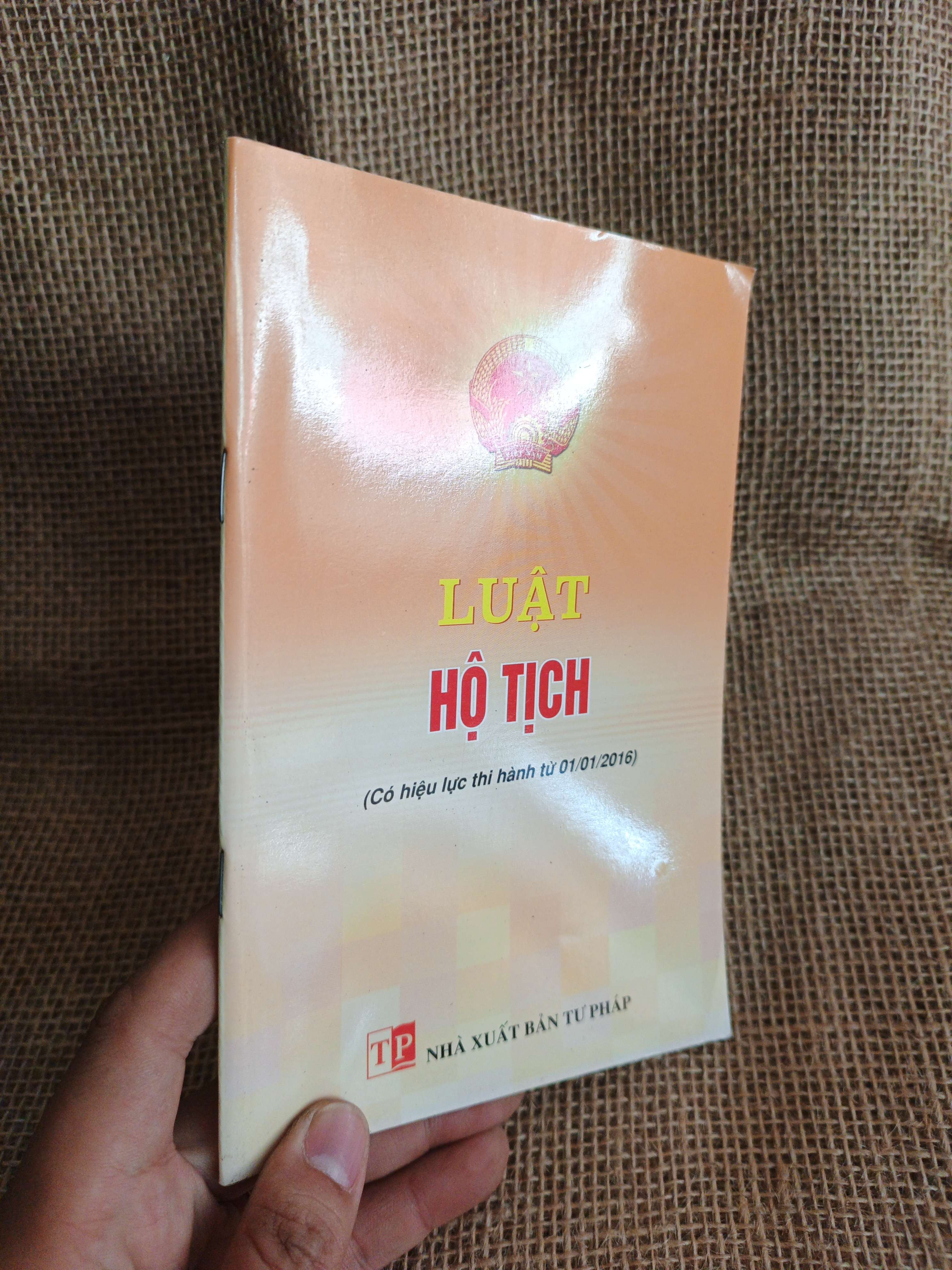 Luật hộ tịch 2015 mới 90% (Sách chính trị - pháp lý) HCM060526 (NSX)