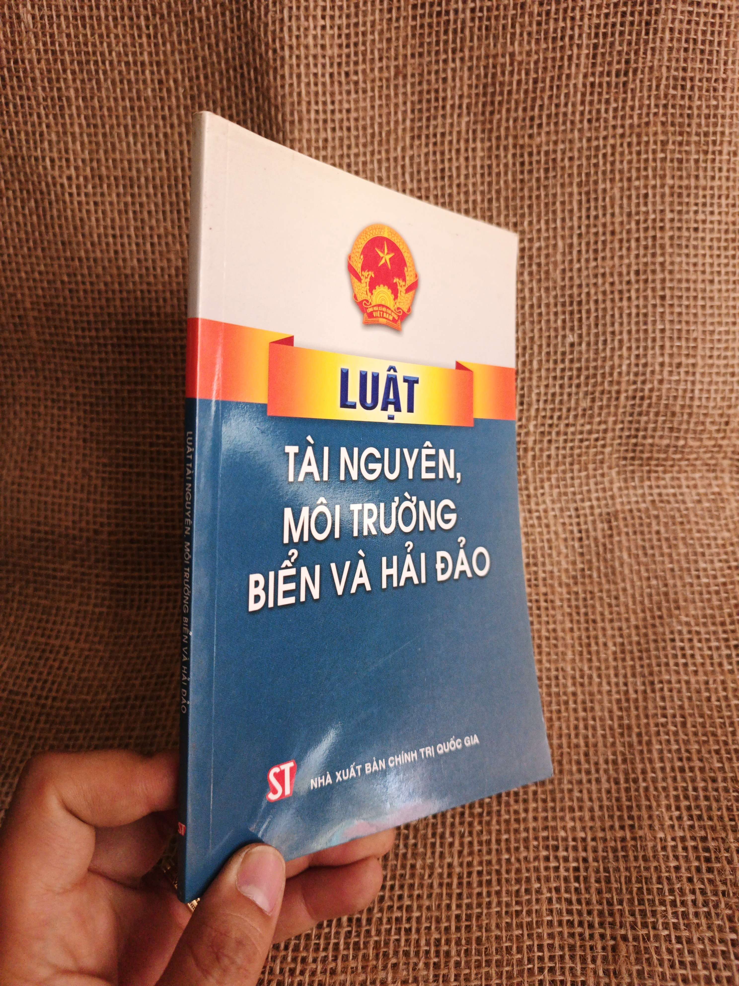 Luật tài nguyên, môi trường biển và hải đảo 2015 mới 90% (Sách chính trị - pháp lý) HCM060526 (NSX)