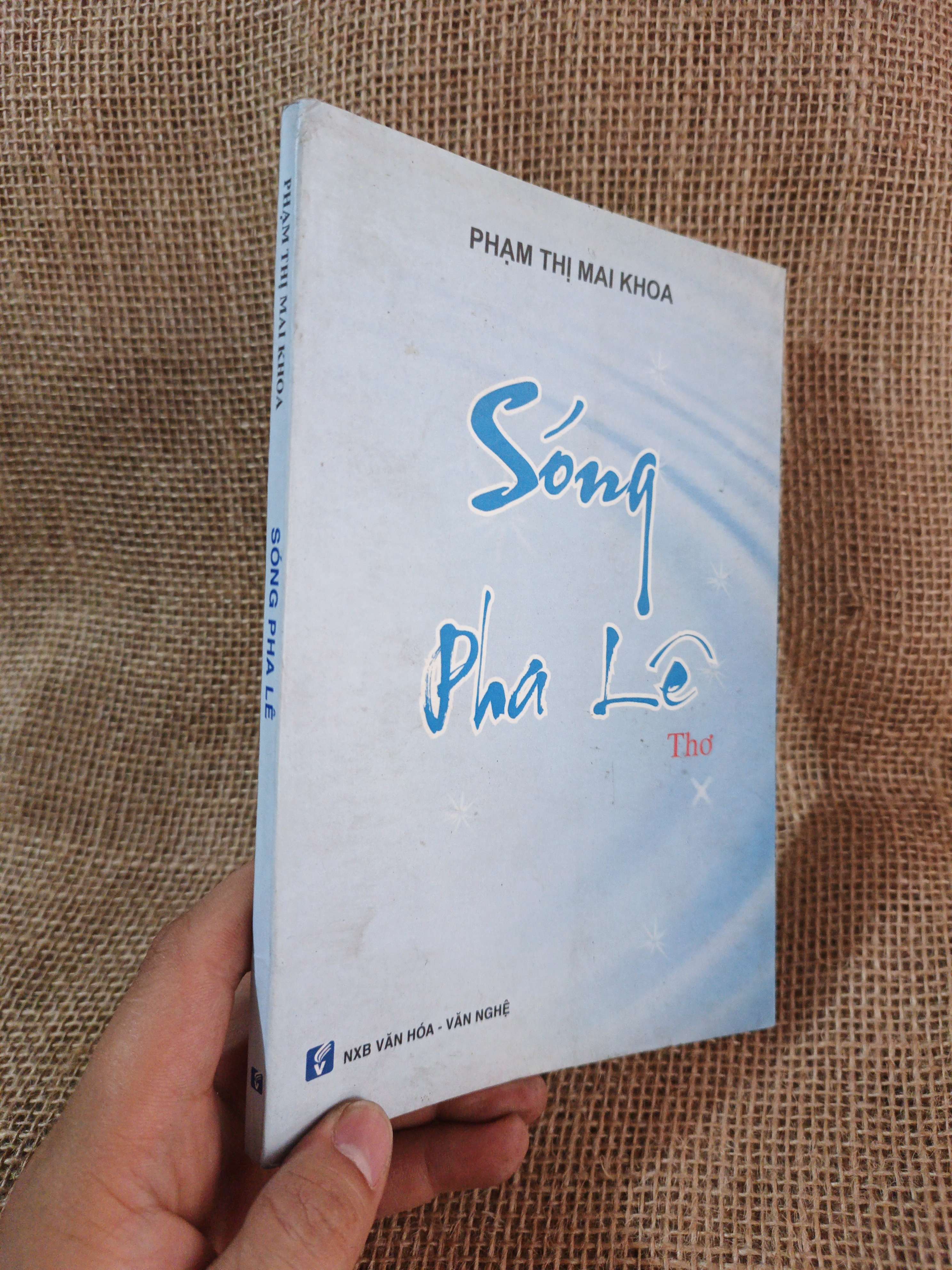 Sóng pha lê - Phạm Thị Mai Khoa 2011 mới 80% (Sách văn học) HCM060526