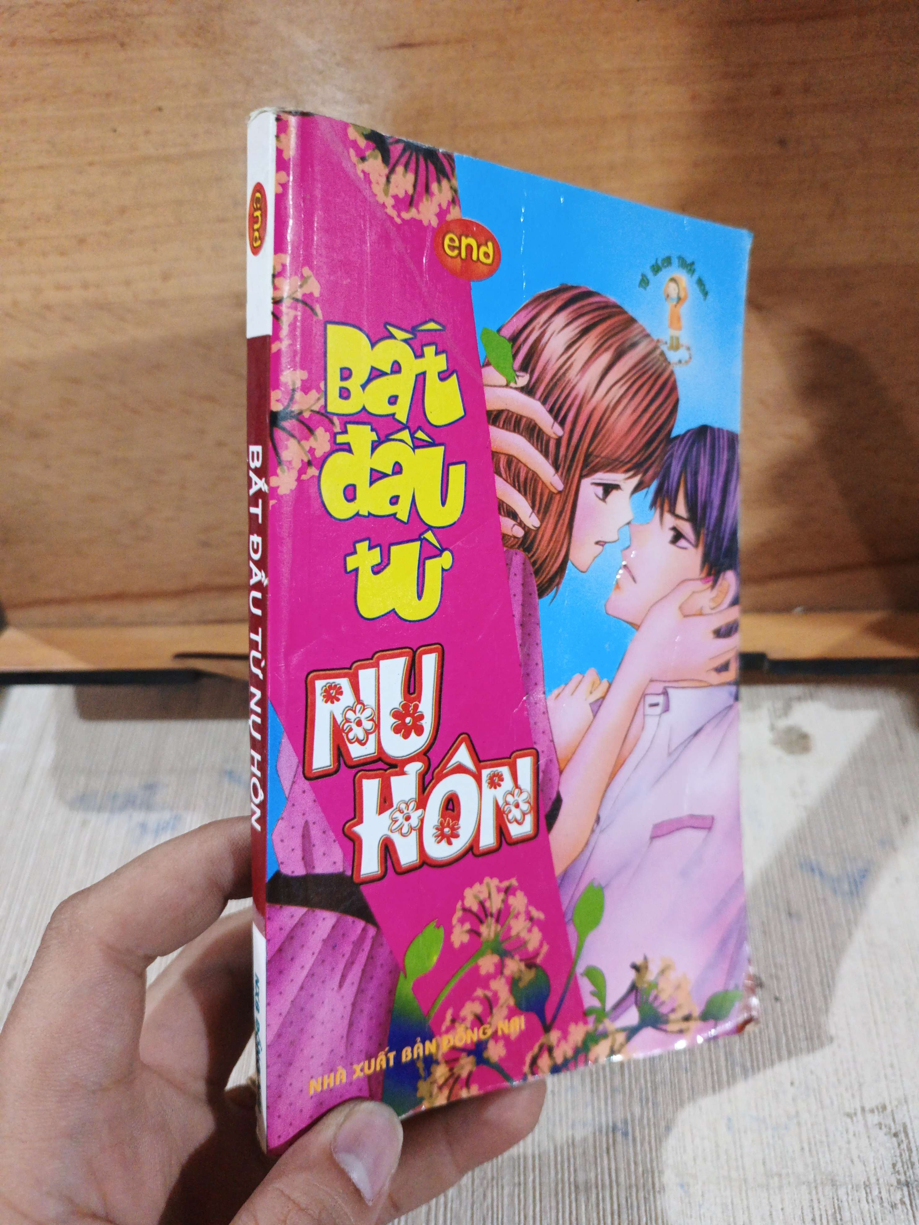 BẮT ĐẦU TỪ NỤ HÔN mới 80% Tủ sách tuổi hoa (Truyện tranh ) HCM80526