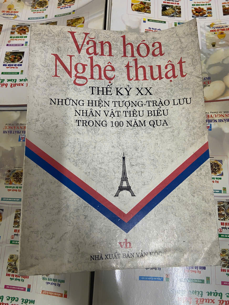 Văn hóa Nghệ thuật thế kỷ XX: Những biểu tượng trào lưu nhân vật tiêu biểu trong 100 năm qua (Sách văn học) VAVO