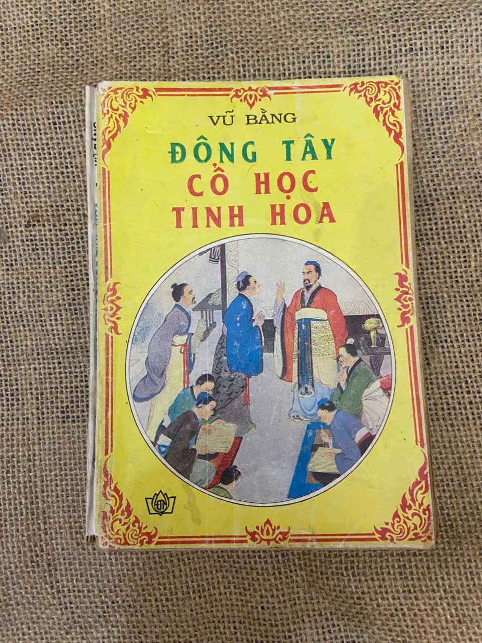 Đông Tây cổ học tinh hoa - Vũ Bằng Gáy sách được may lại nhưng bị bung chỉ, vẫn cầm đọc được (Triết học phương đông) NSX100526