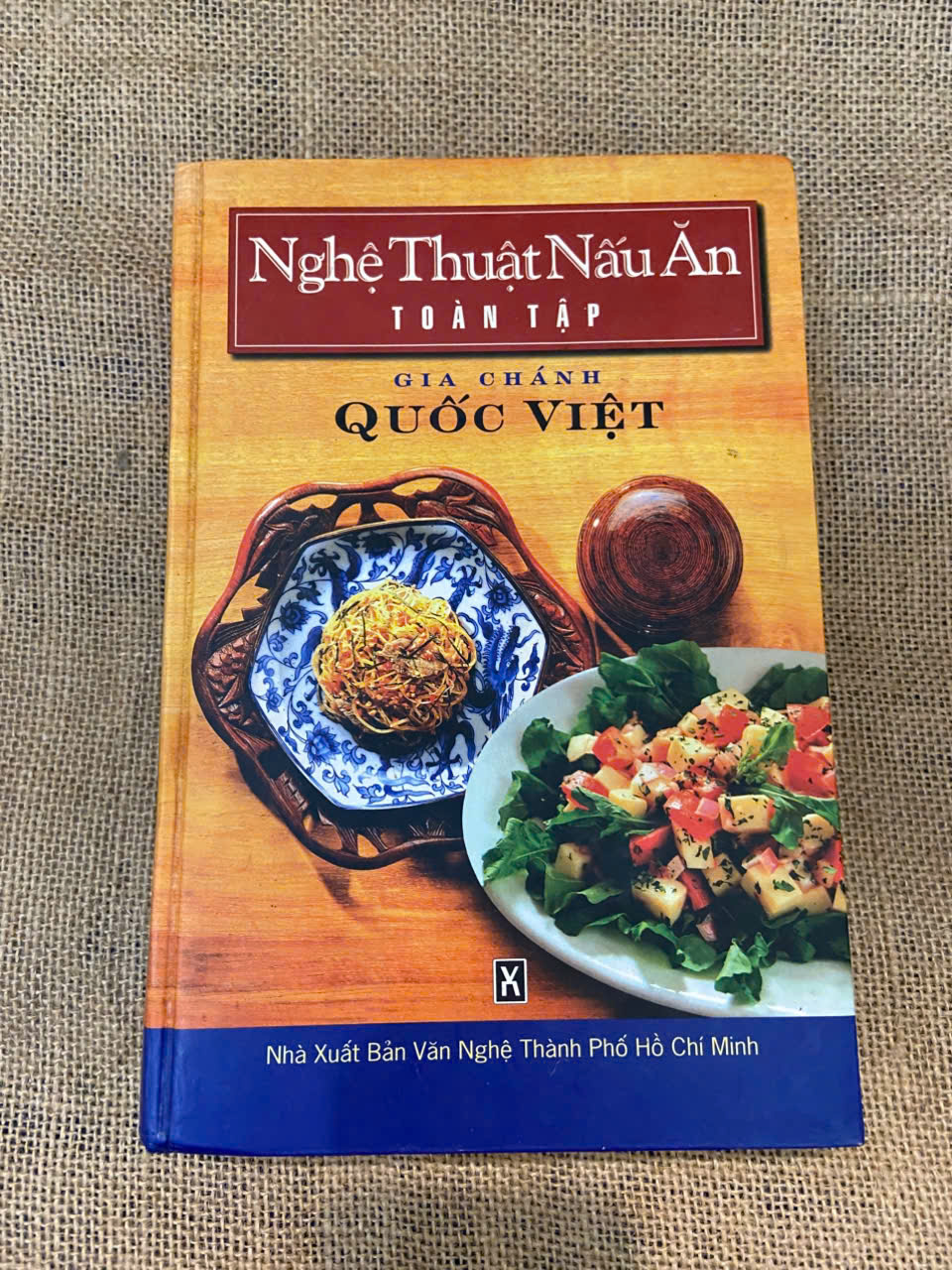 Gia chánh Quốc Việt: Nghệ thuật nấu ăn toàn tập Mới 90% (Sách kiến thức tổng hợp) NSX100526
