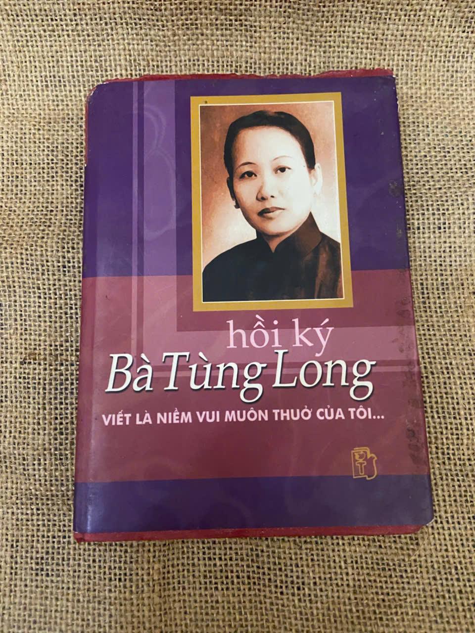 Hồi ký Bà Tùng Long: Viết là niềm vui muôn thuở của tôi... Bìa mỏng ngoài có rách ở góc trên (Văn học Việt Nam) NSX100526
