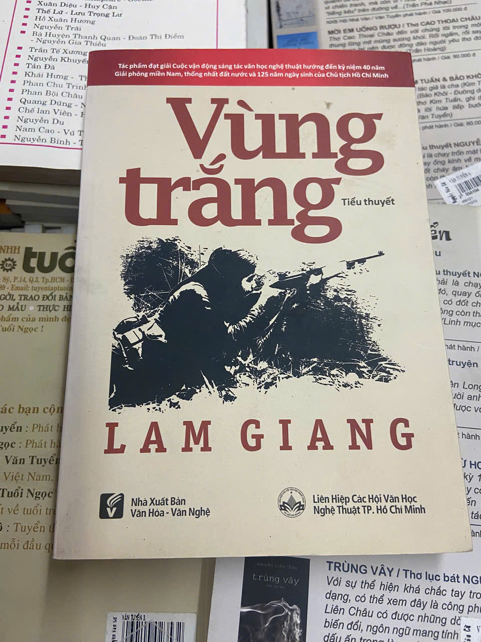 Vùng trắng - Lam Giang (Sách văn học) VAVO