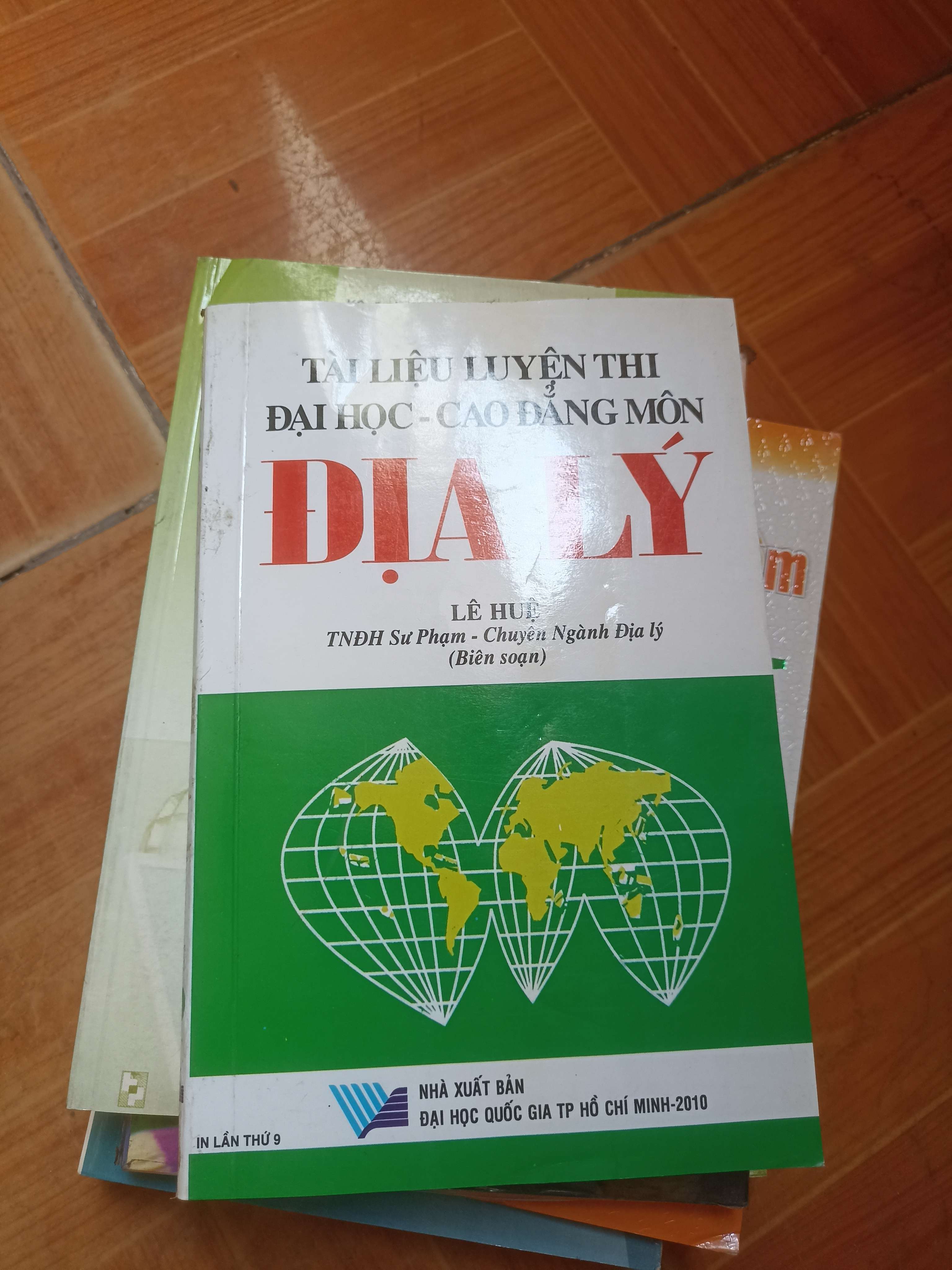 Tài liệu luyện thi đại học-cao đẳng môn địa lý - Lê Huệ 2010 (Sách giáo khoa - giáo trình) VAVO-AK5ST1