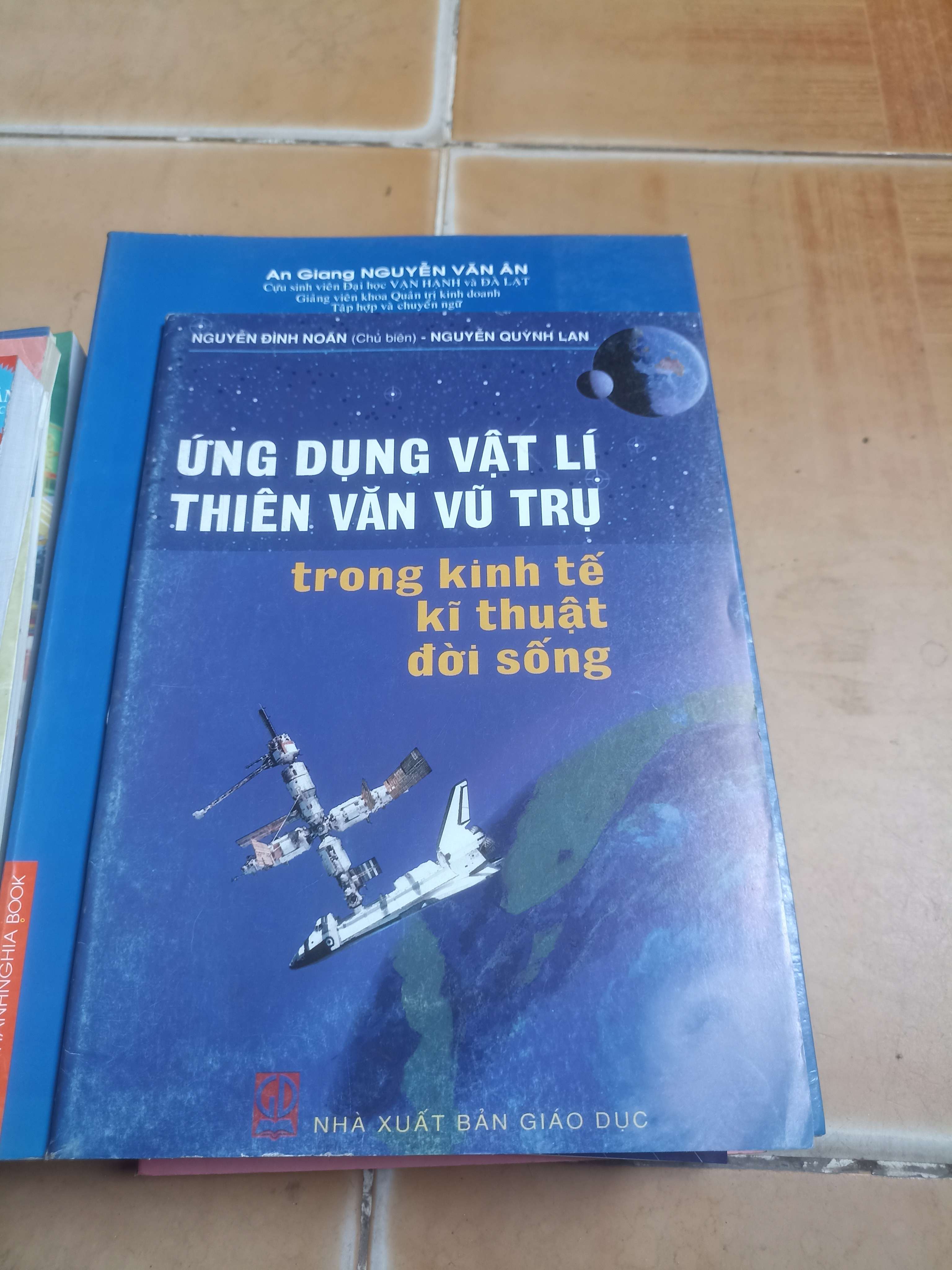 Ứng dựng vật lí thiên văn vữ trụ trong kinh tế kĩ thuật đời sống - Nguyễn Đình Hoàn, Nguyễn Quỳnh Lan 2006 (Sách giáo khoa - giáo trình) VAVO-AK4ST3