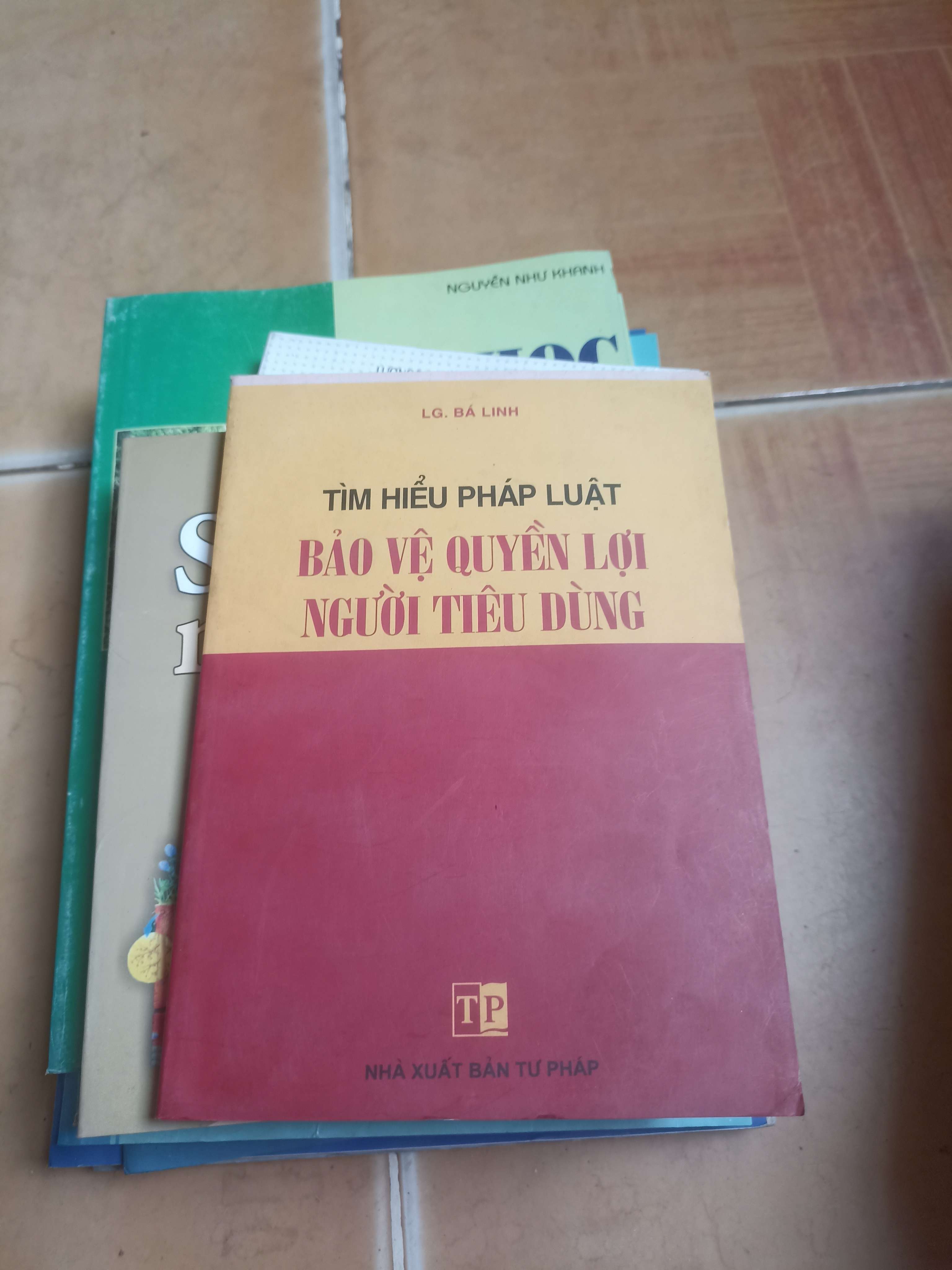 Tìm hiểu pháp luật bảo vệ quyền lợi người tiêu dùng - Bà Linh 2005 (Sách kiến thức tổng hợp) VAVO-AK4ST1