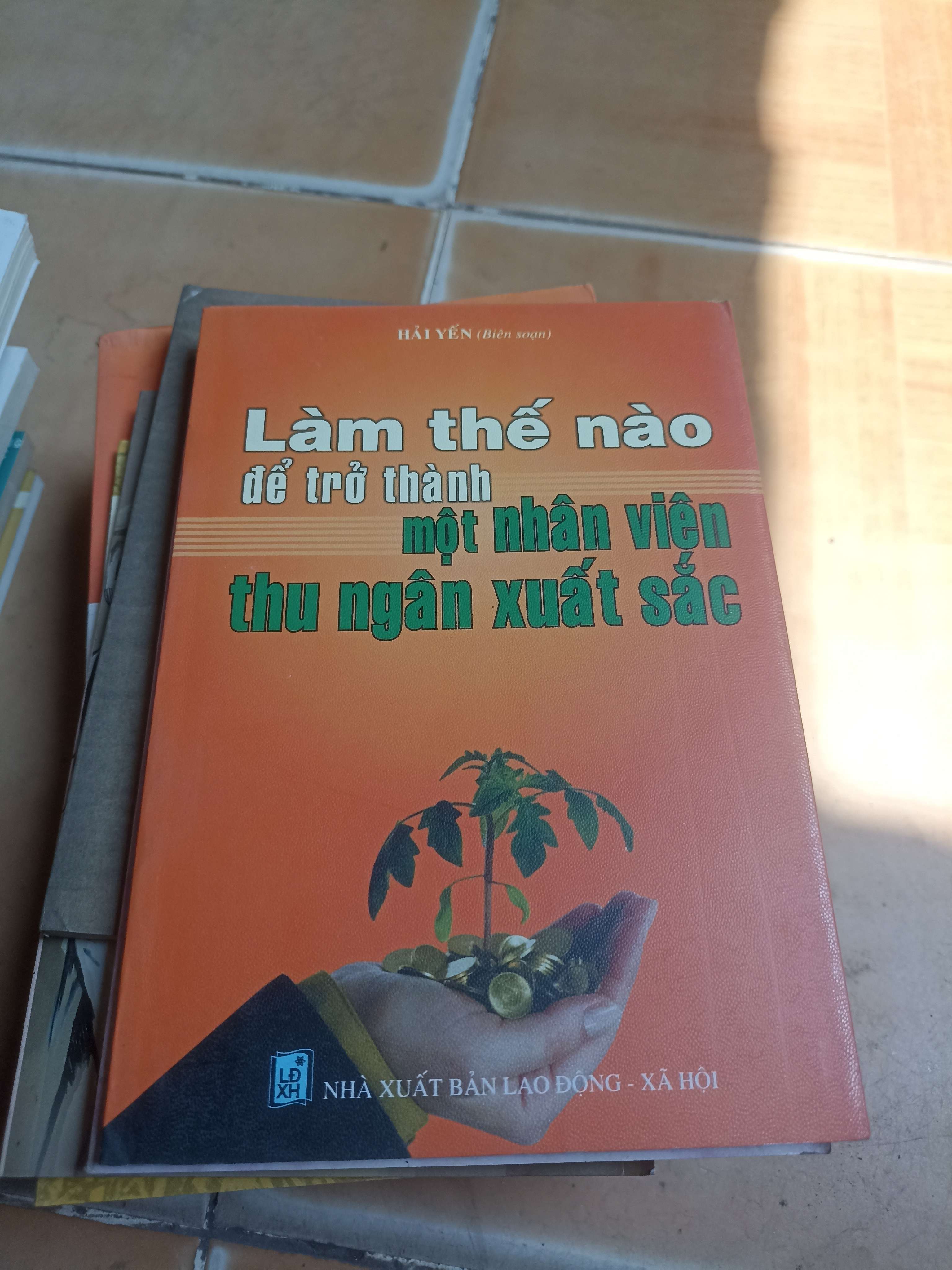 Làm thế nào để trở thành một nhân viên thu ngân xuất sắc - Hải Yến 2008 (Sách kỹ năng) VAVO-A1T3