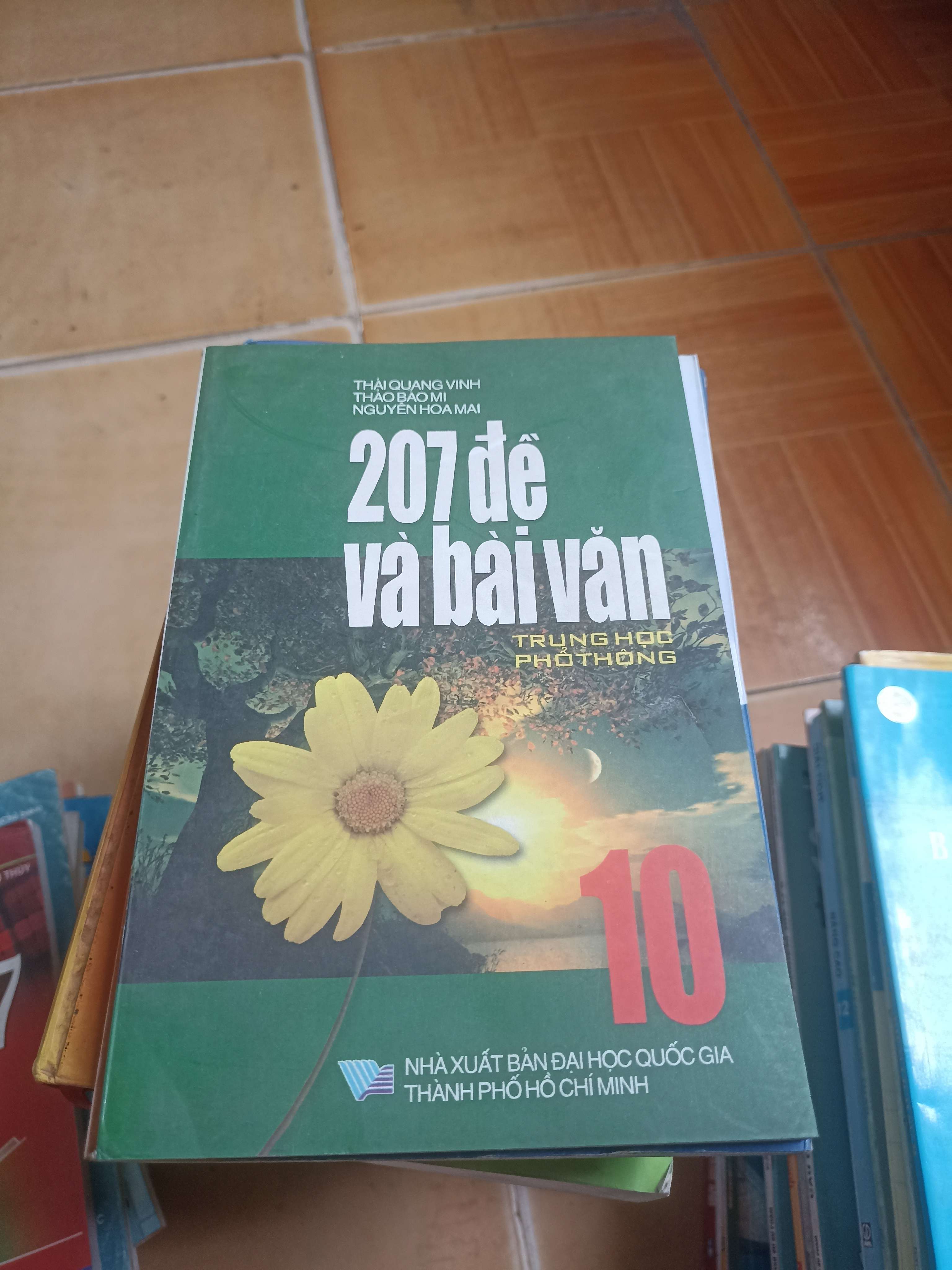 207 đề và bài văn trung học phổ thông lớp 10 - Thái Quang Vinh 2006 (Sách giáo khoa - giáo trình) VAVO-AK4ST1