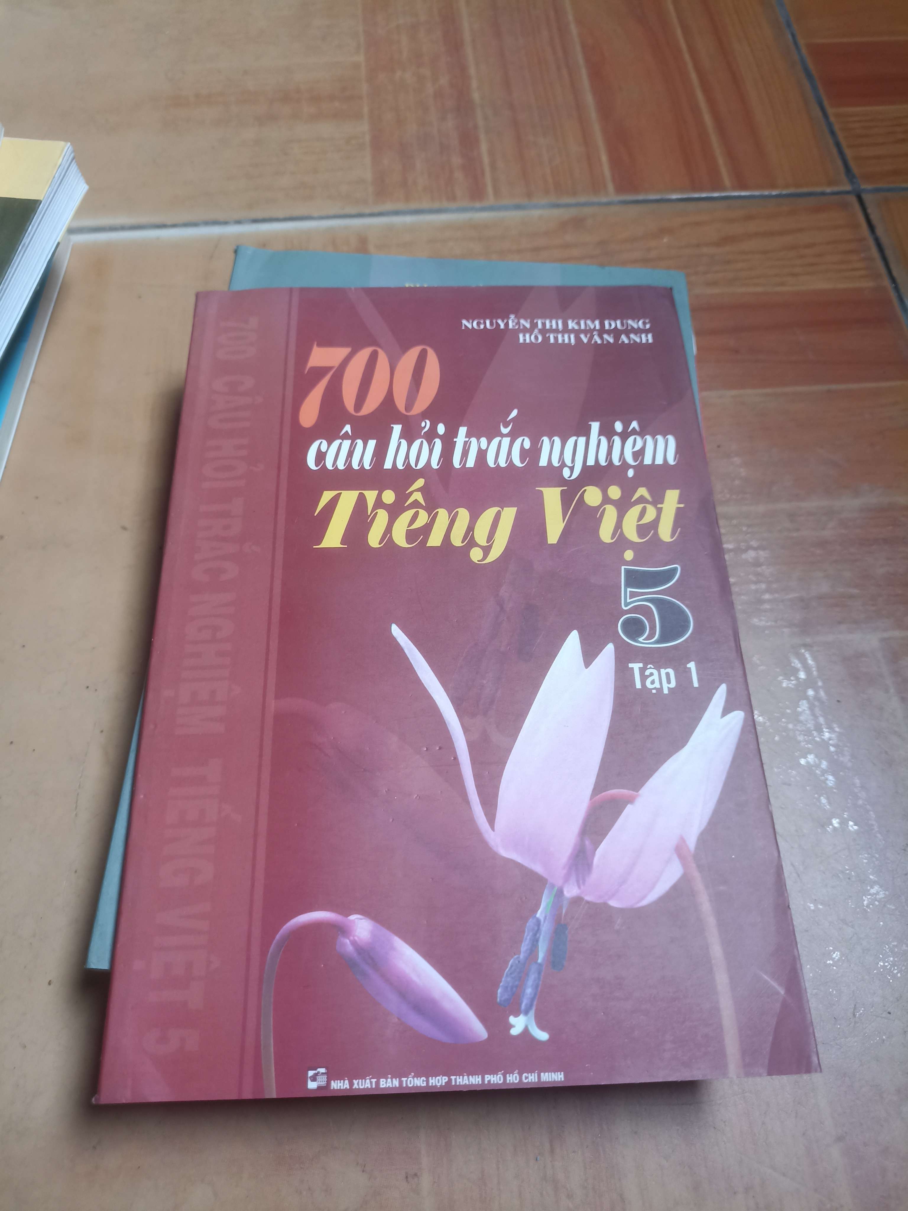 700 câu hỏi trắc nghiệm tiếng việt 5 tập 1 - Nguyễn Thị Kim Dung, Hồ Thị Văn Anh 2007 (Sách giáo khoa - giáo trình) VAVO-AK4ST1