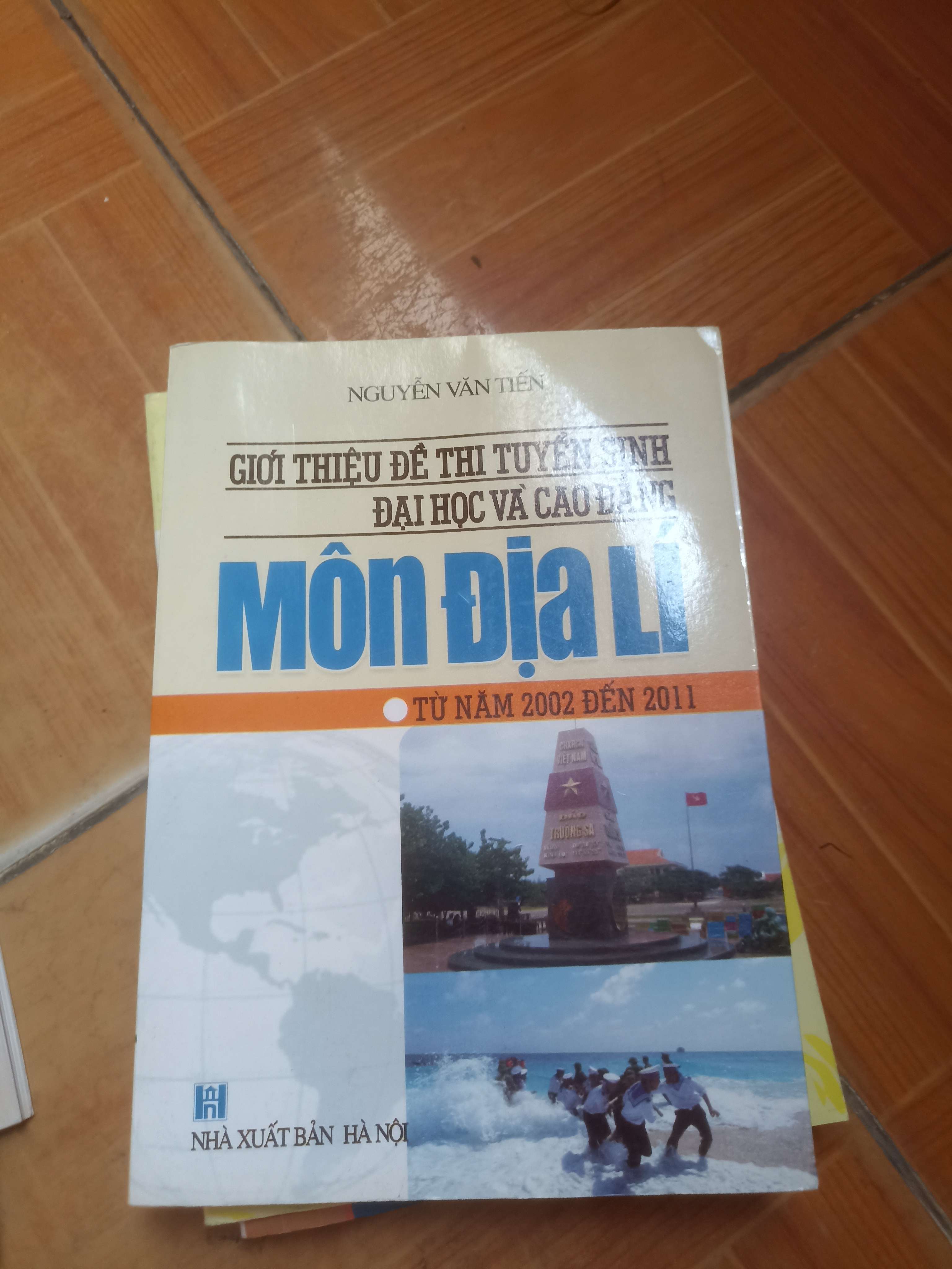Giới thiệu đề thi tuyển sinh đại học và cao đẳng môn địa lý từ năm 2002 đến 2011 - Nguyễn Văn Tiến 2011 (Sách giáo khoa - giáo trình) VAVO-AK5ST2