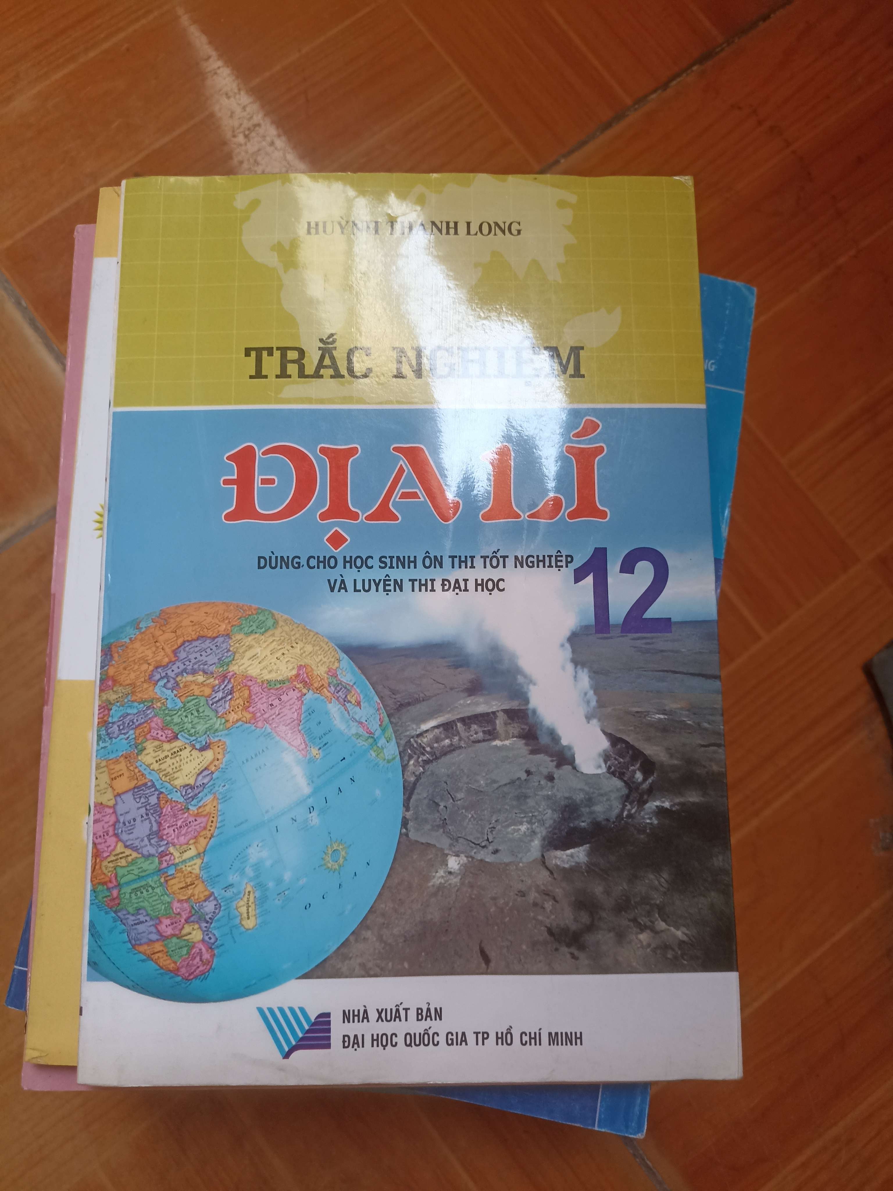 Trắc nghiệm địa lý 12 dành cho học sinh ôn thi tốt nghiệp và luyện thi đại học - Huỳnh Thanh Long 2010 (Sách giáo khoa - giáo trình) VAVO-AK5ST1