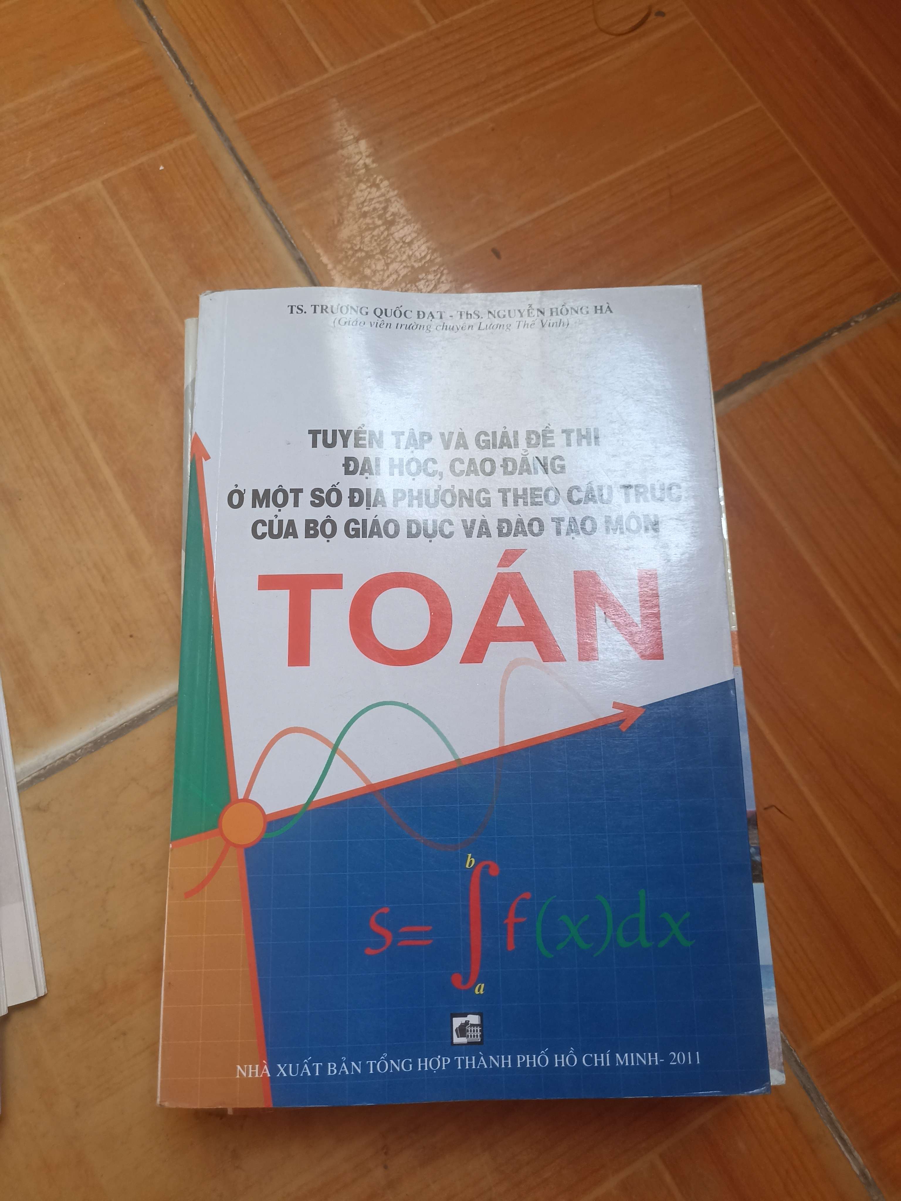Tuyển tập và giải đề thi đại học, cao đẳng ở một số địa phương theo cấu trúc của bộ giáo dục và đào tạo môn toán - Trương Quốc Đạt, Nguyễn Hồng Hà 2011 (Sách giáo khoa - giáo trình) VAVO-AK5ST2