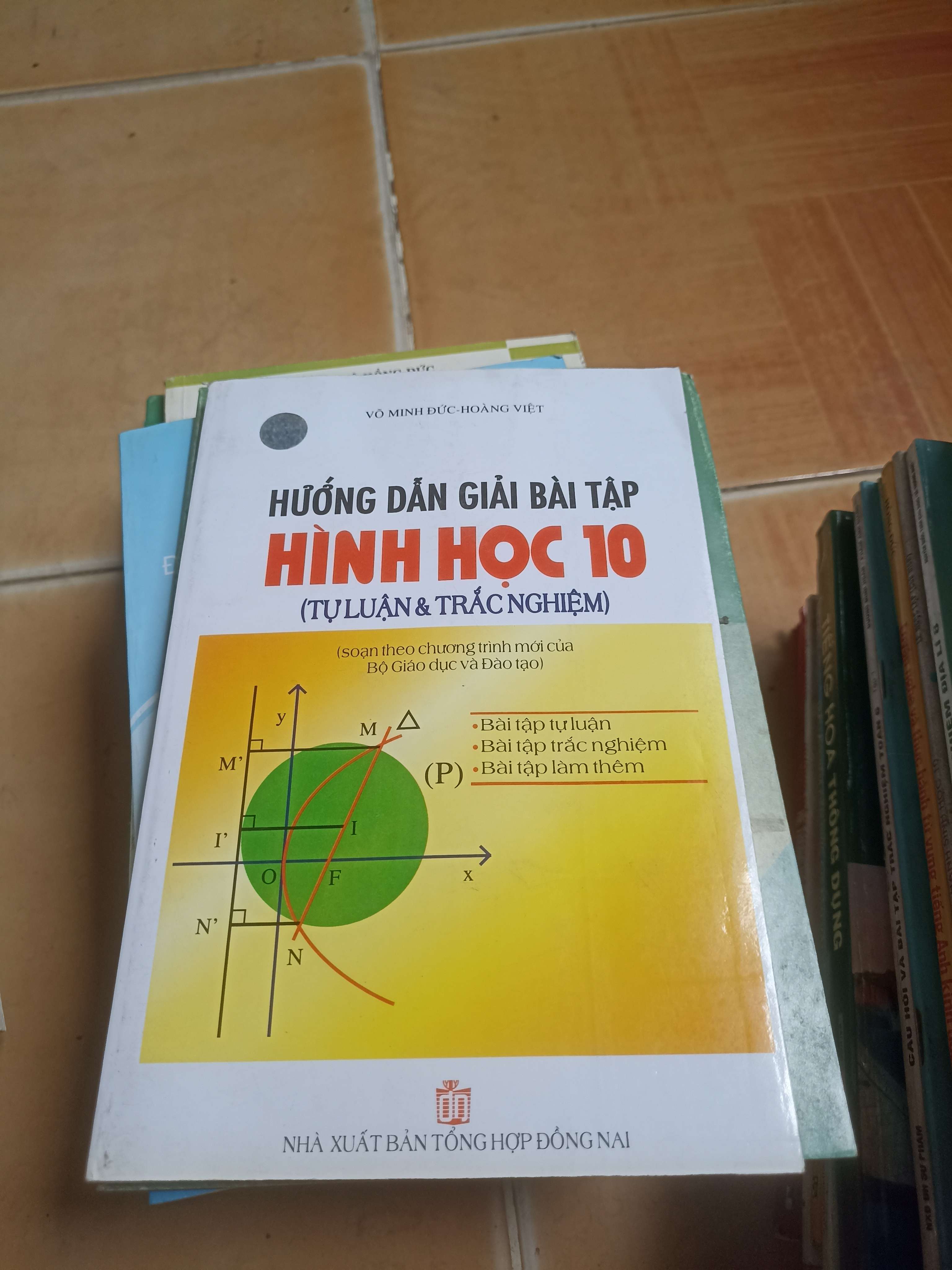 Hướng dẫn giải bài tập hình học 10 tự luận và trắc nghiệm - Vũ Minh Đức, Hoàng Việt 2008 (Sách giáo khoa - giáo trình) VAVO-AK4ST1