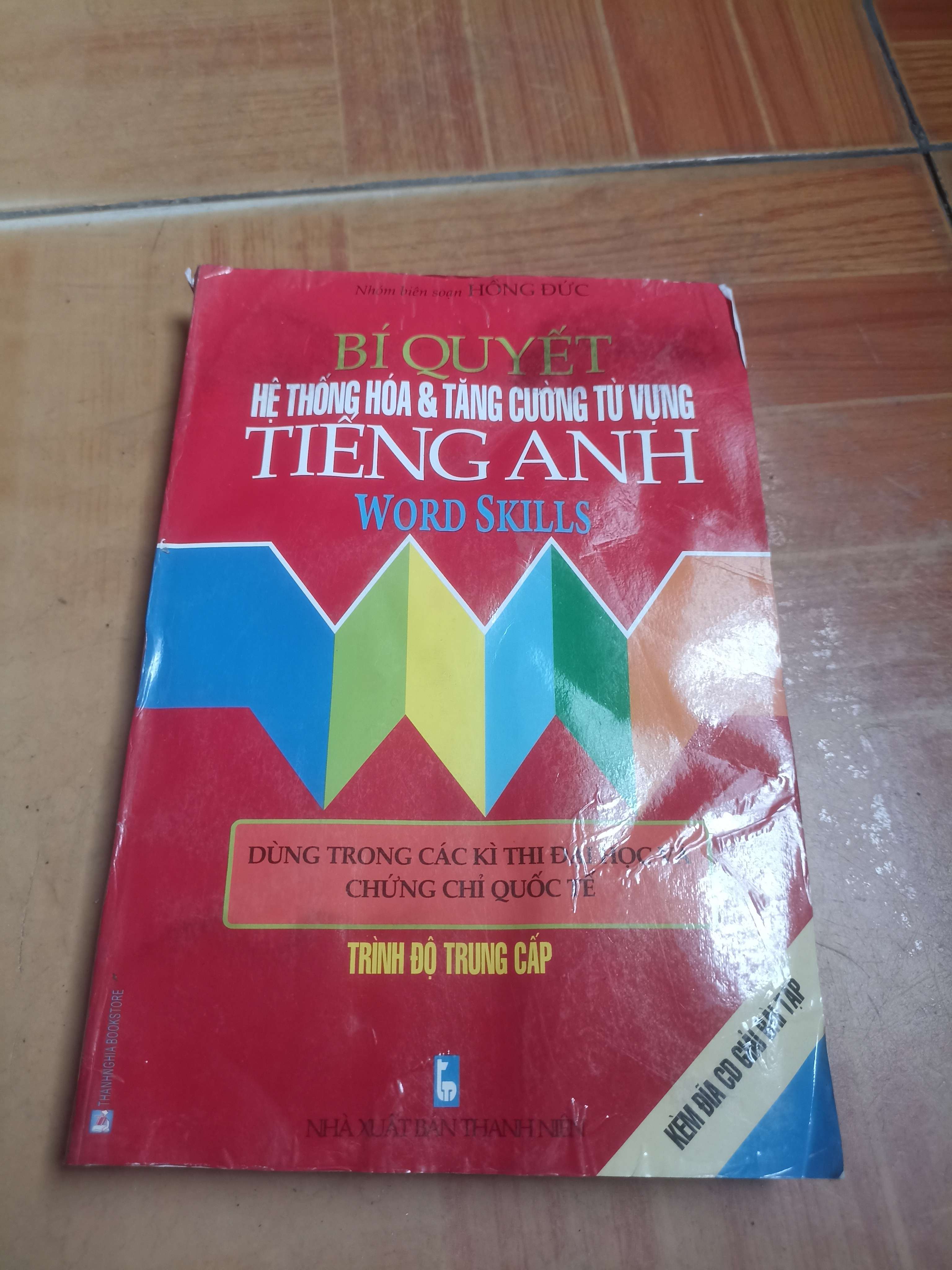 Bí quyết hệ thống hóa và tăng cường từ vựng tiếng anh dùng trong các kì thi đại học và các chứng chỉ quốc tế trình độ trung cấp - Hồng Đức 2012 (Sách tự học tiếng Anh) VAVO-AK4ST1
