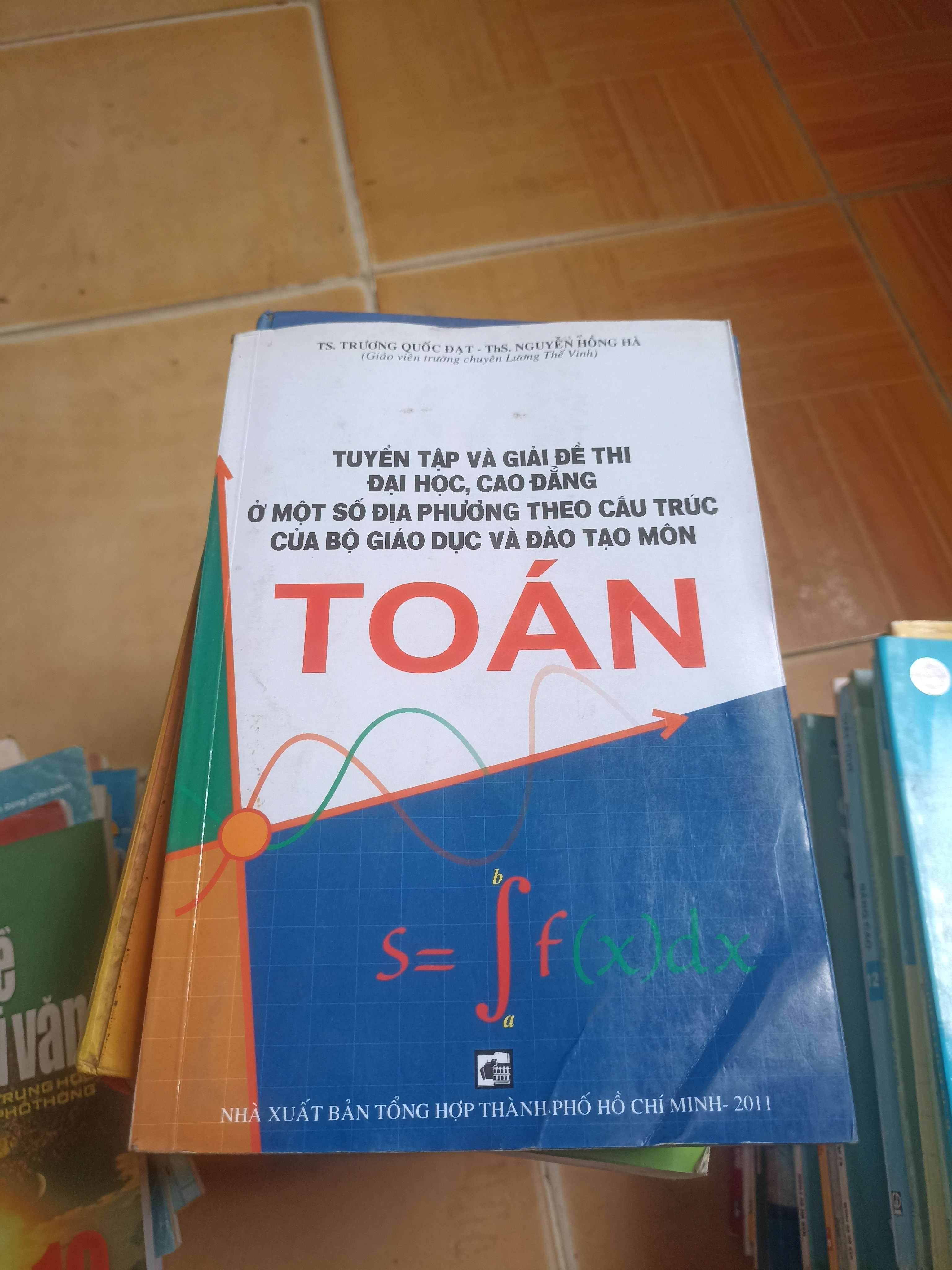 Tuyển tập và giải đề thi đại học, cao đẳng ở một số địa phương theo cấu trúc của bộ giáo dục và đào tạo môn toán - Trương Quốc Đạt 2011 (Sách giáo khoa - giáo trình) VAVO-AK4ST1