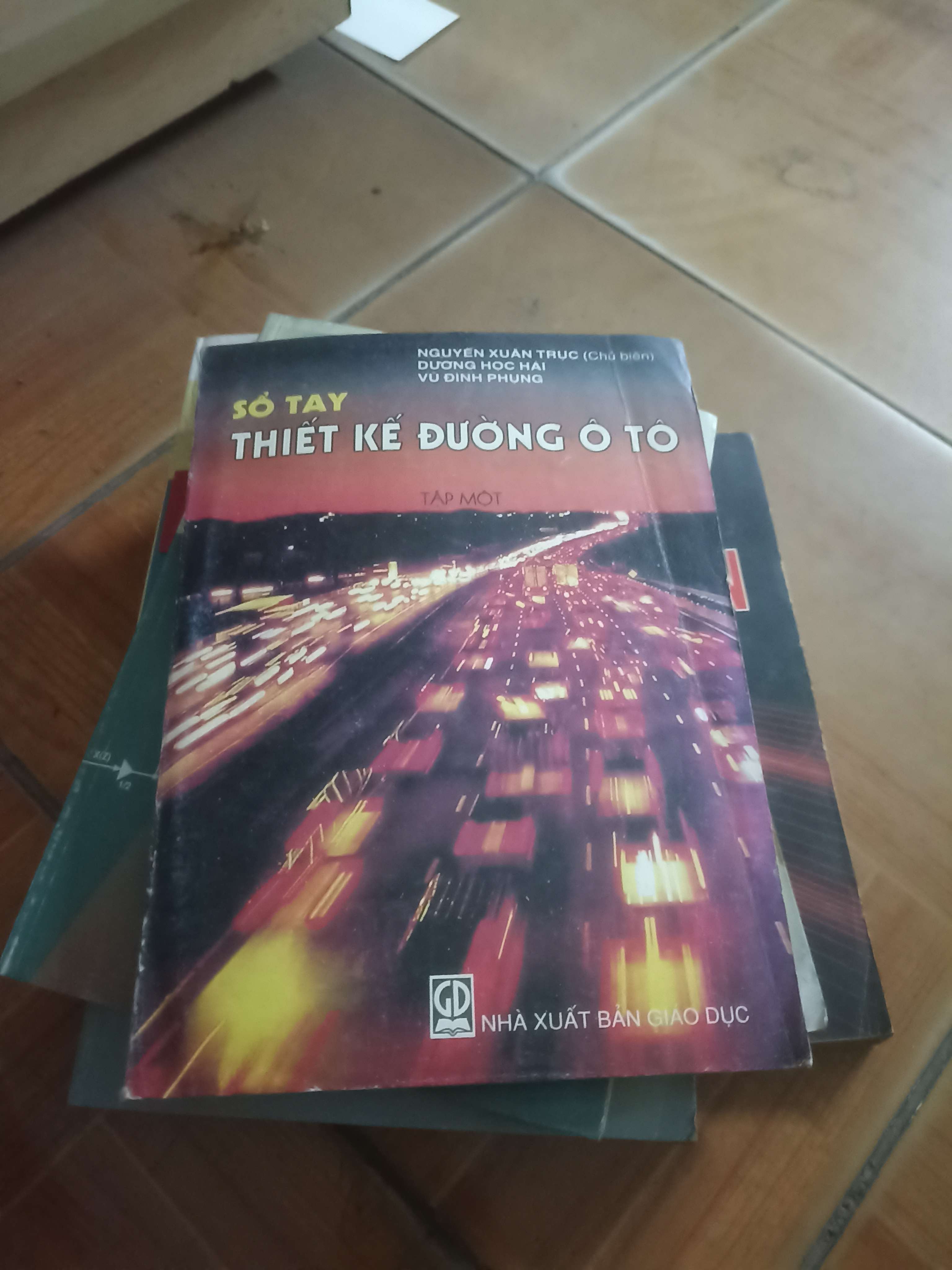 Sổ tay thiết kế đường ô tô tập một - Nguyễn Xuân Trục, Đường Học Hải 2004 (Sách giáo khoa - giáo trình) VAVO-AK4ST4