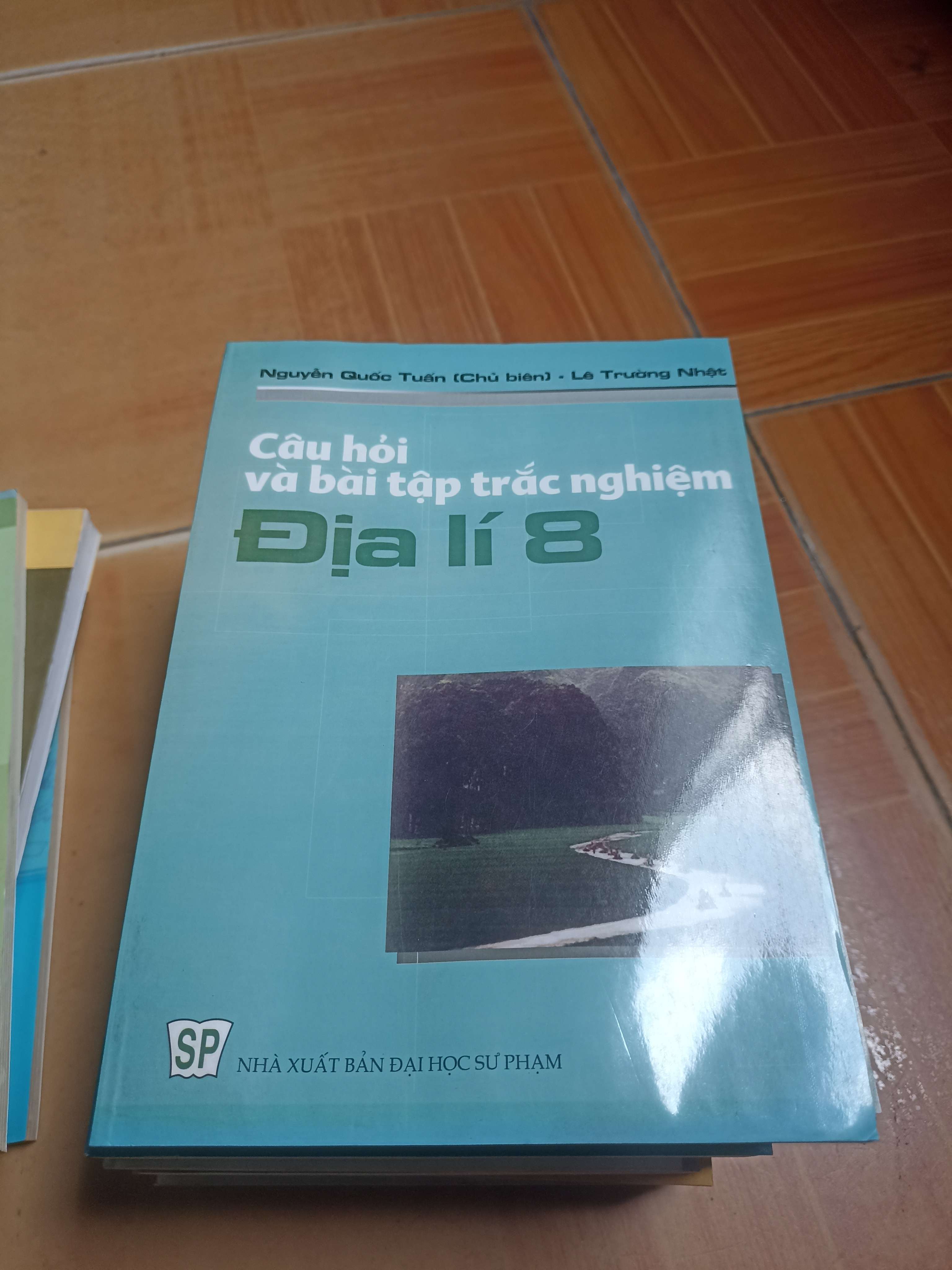 Câu hỏi và bài tập trắc nghiệm địa lý 8 - Nguyễn Quốc Tuấn 2004 (Sách giáo khoa - giáo trình) VAVO-AK4ST1