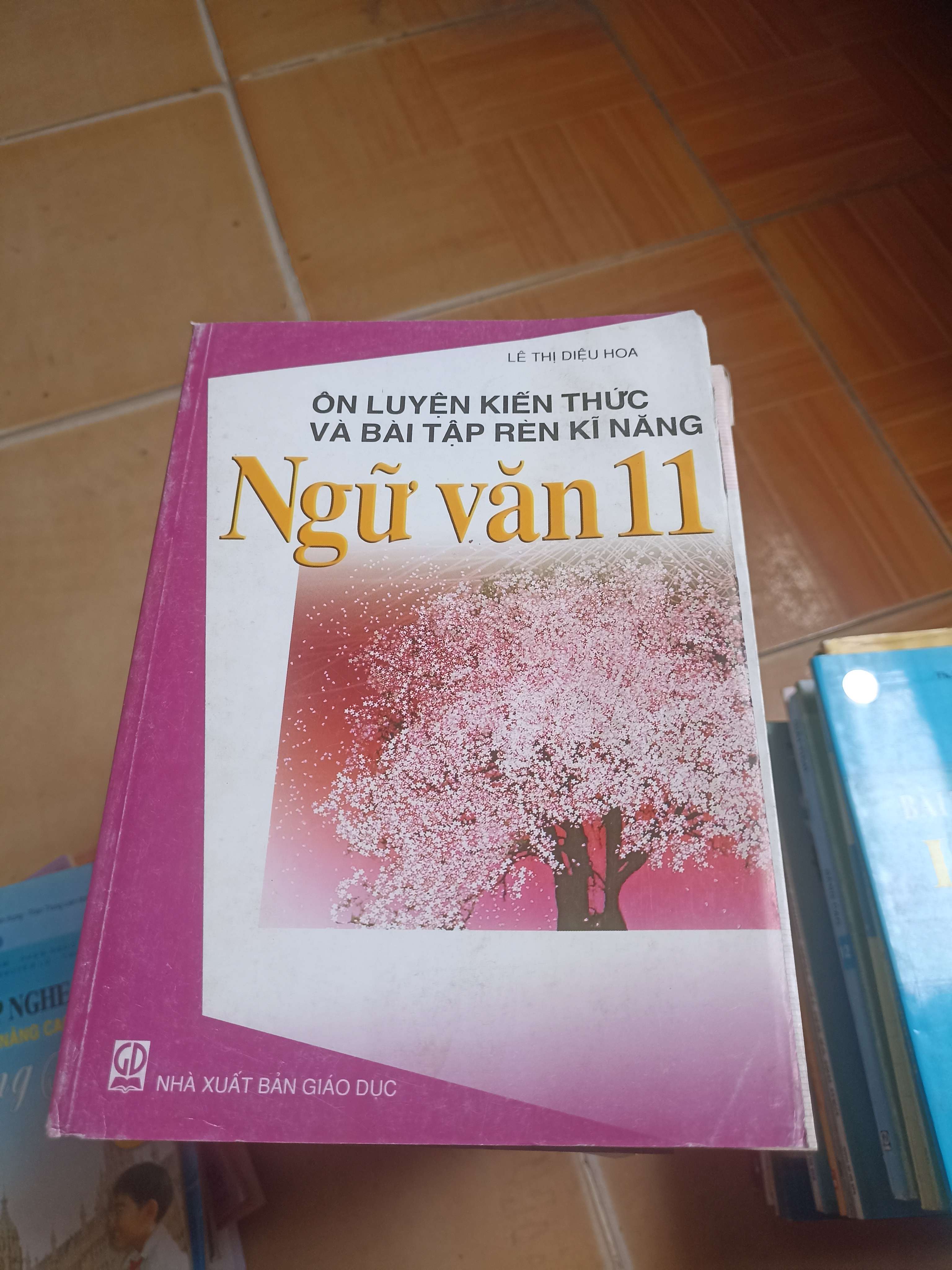 Ôn luyện kiến thức và bài tập rèn kĩ năng ngữ văn 11 - Lê Thị Diệu Hoa 2008 (Sách giáo khoa - giáo trình) VAVO-AK4ST1