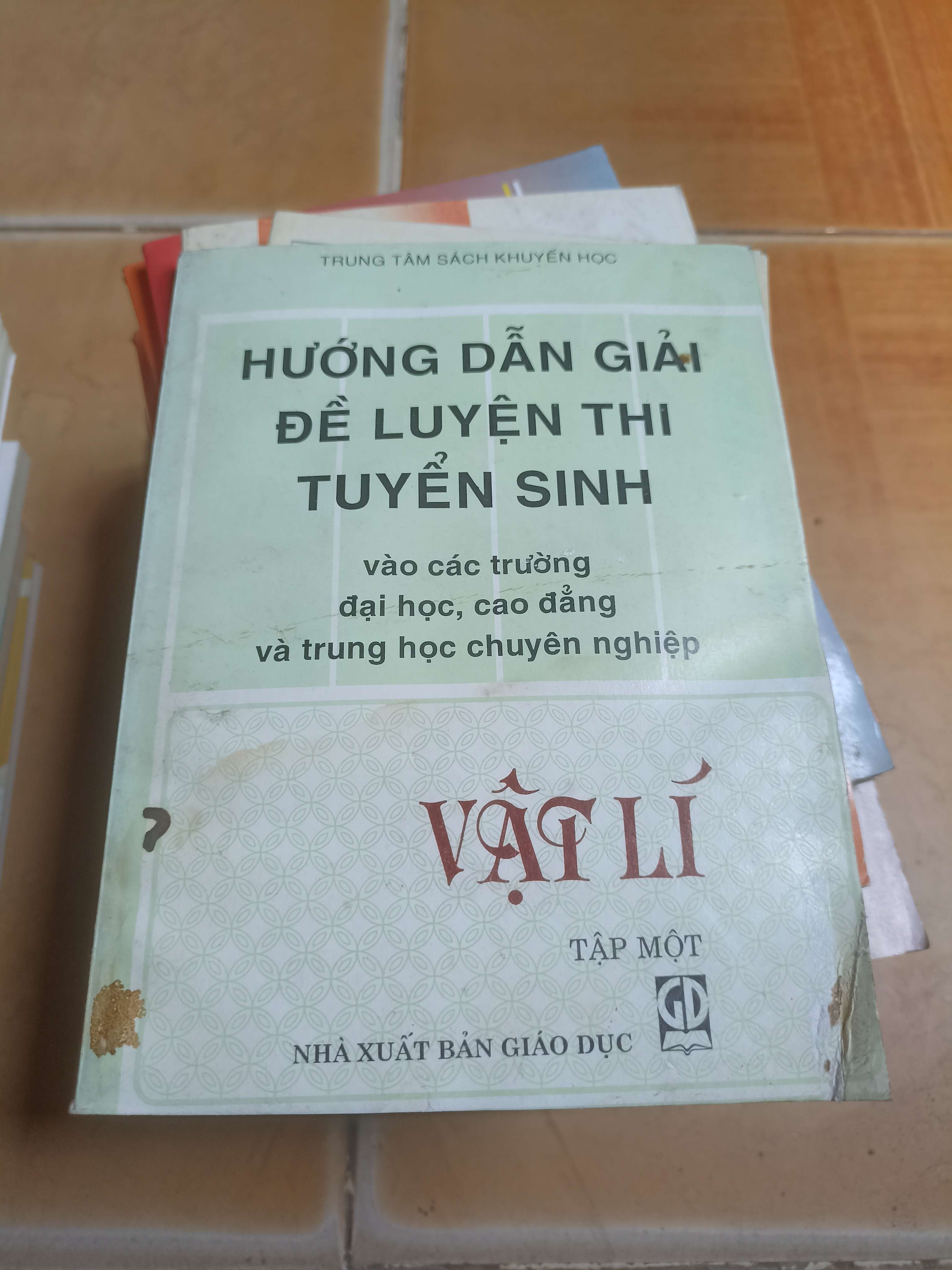 Hướng dẵn giải đề luyện thi tuyển sinh vật lí tập 1 - Trung tâm sách khuyến học 2006 (Sách giáo khoa - giáo trình) VAVO-A1T3