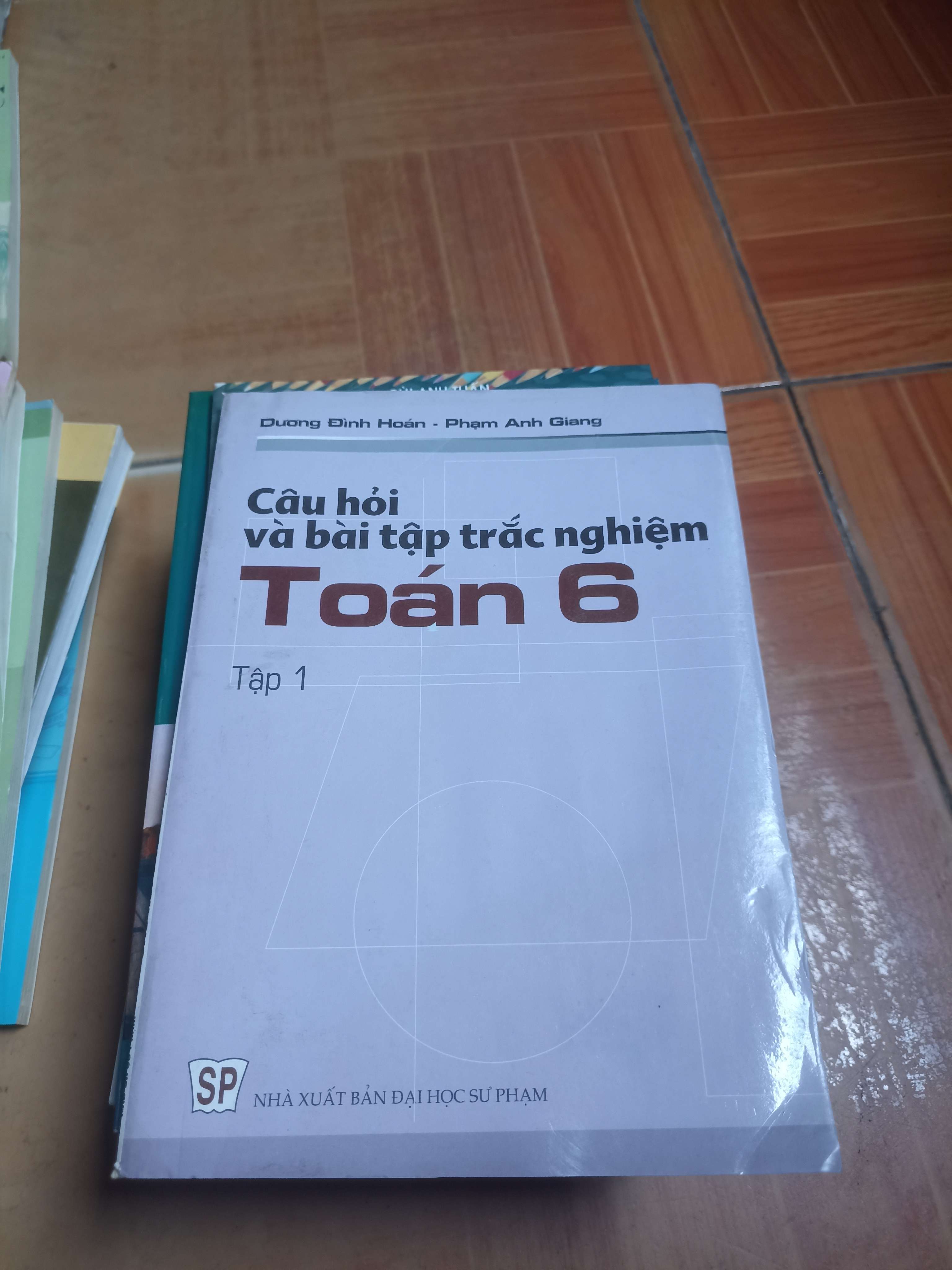 Câu hỏi và bài tập trắc nghiệm toán 6 tập 1 - Dương Đình Hoàn 2004 (Sách giáo khoa - giáo trình) VAVO-AK4ST1