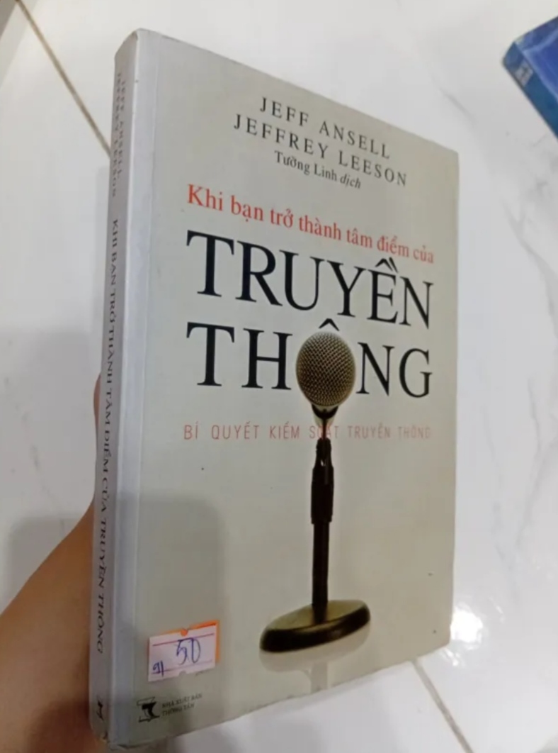 Khi bạn trở thành tâm điểm của truyền thông + Jeff Ansell và Jeffrey Leeson (Sách kỹ năng) TKB
