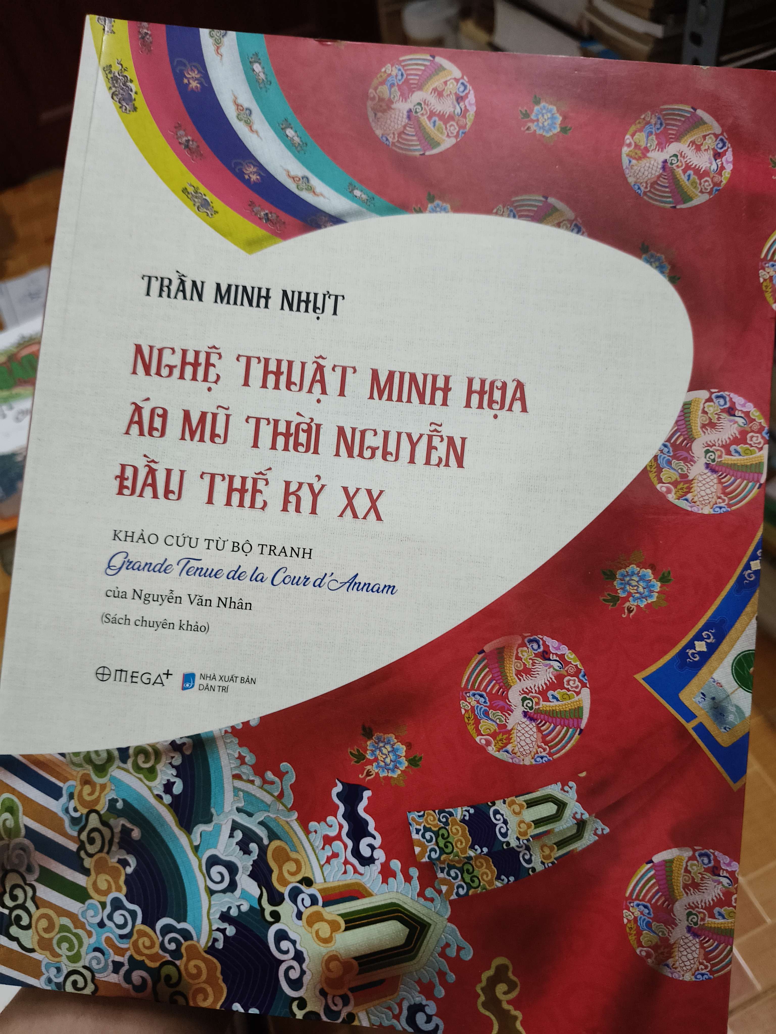 Nghệ thuật minh họa áo mũ triều Nguyễn đầu thế kỷ 20 - 2022 - 262 trang (in màu Giấy Couch khổ lớn) (Lịch sử Việt Nam) ANTQ
