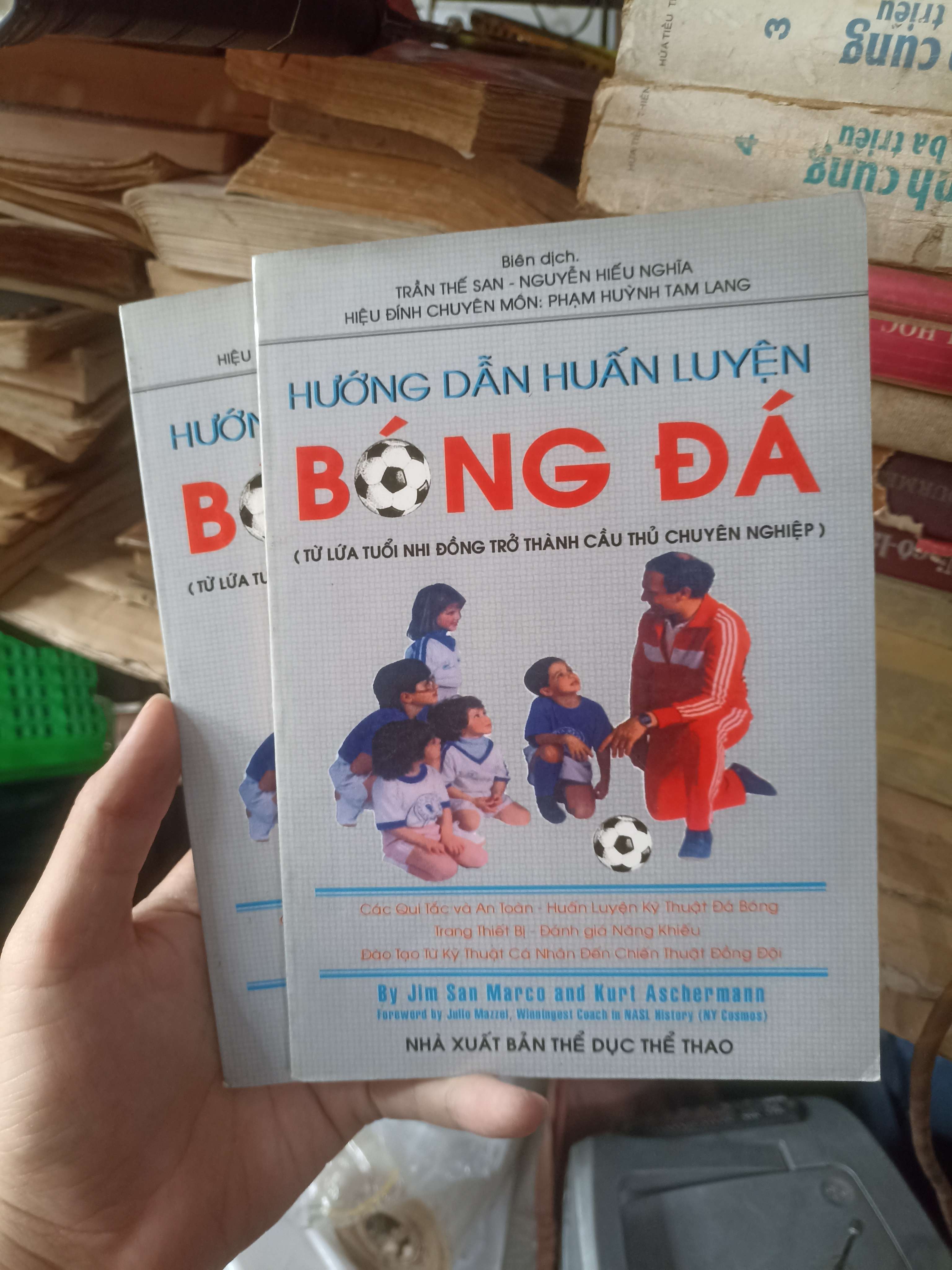 Hướng Dẫn Huấn Luyện Bóng Đá - Trần Thế San & Nguyễn Hiếu Nghĩa (Sách kỹ năng) KSX