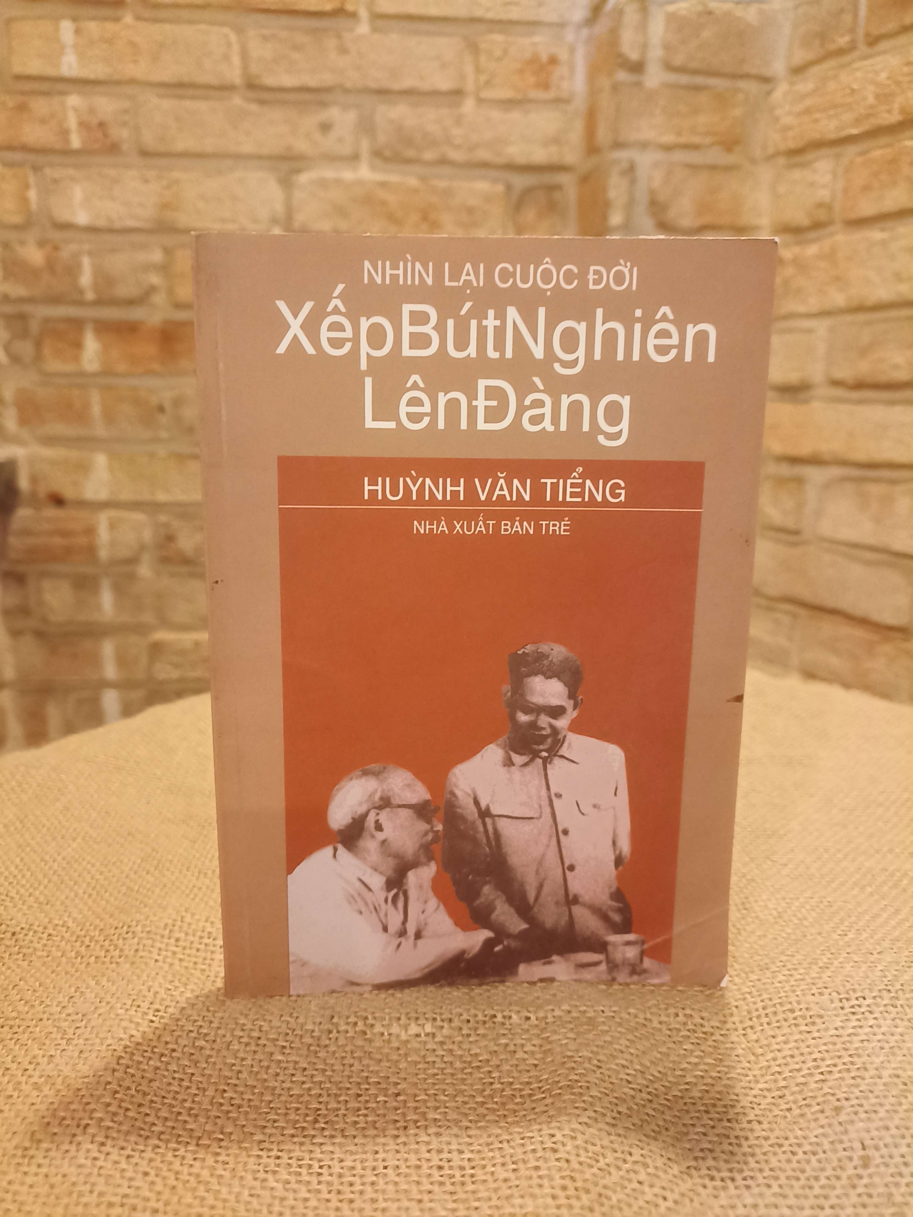 Nhìn lại cuộc đời: Xếp bút nghiên lên đàng - Huỳnh Văn Tiểng Mới 80% (Sách văn học) VAVO
