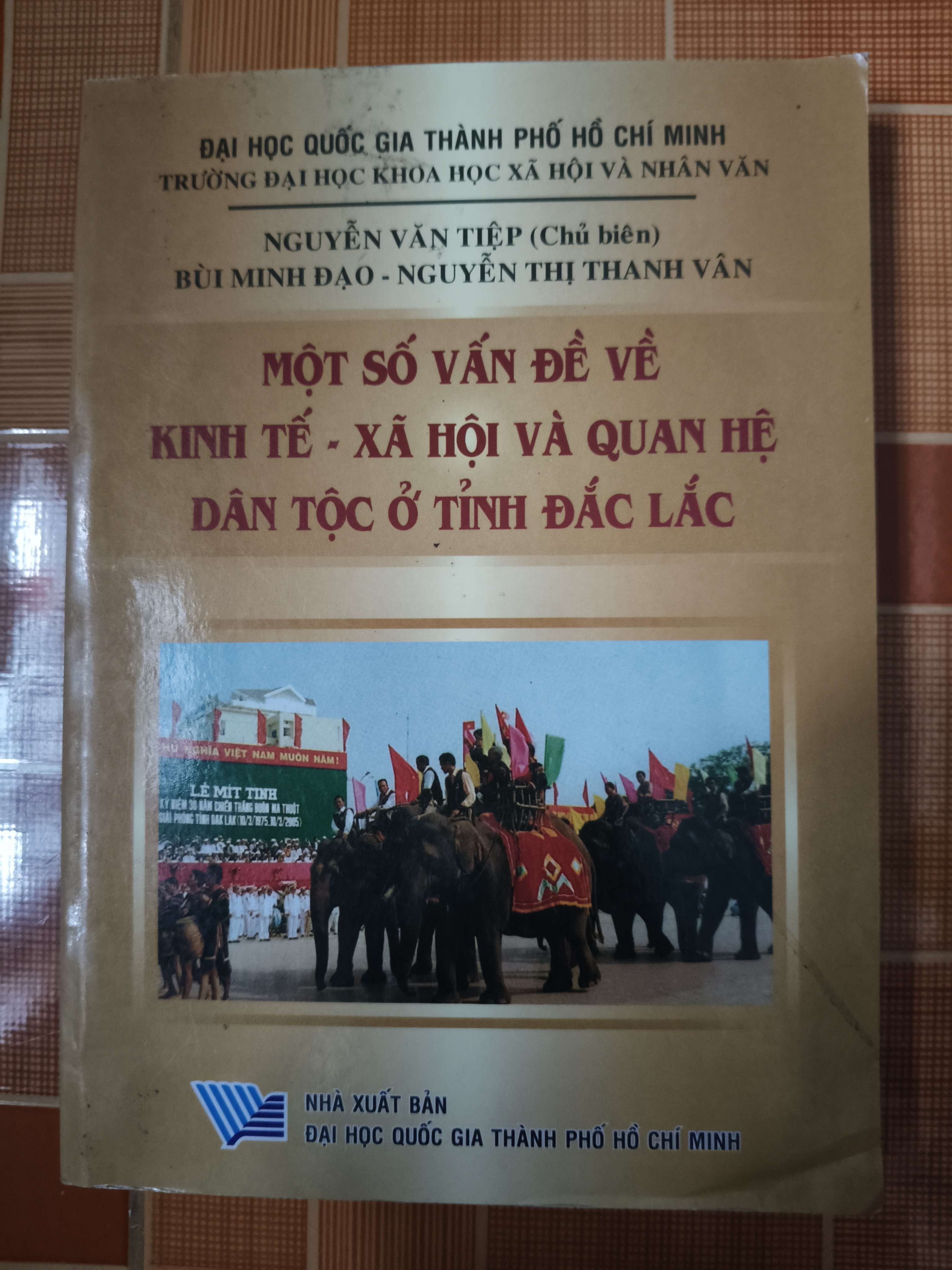 Một số vấn đề về KT-XH quan hệ dân tộc tỉnh Đắc lắc - 2011 - 390 trang (Lịch sử Việt Nam) ANTQ