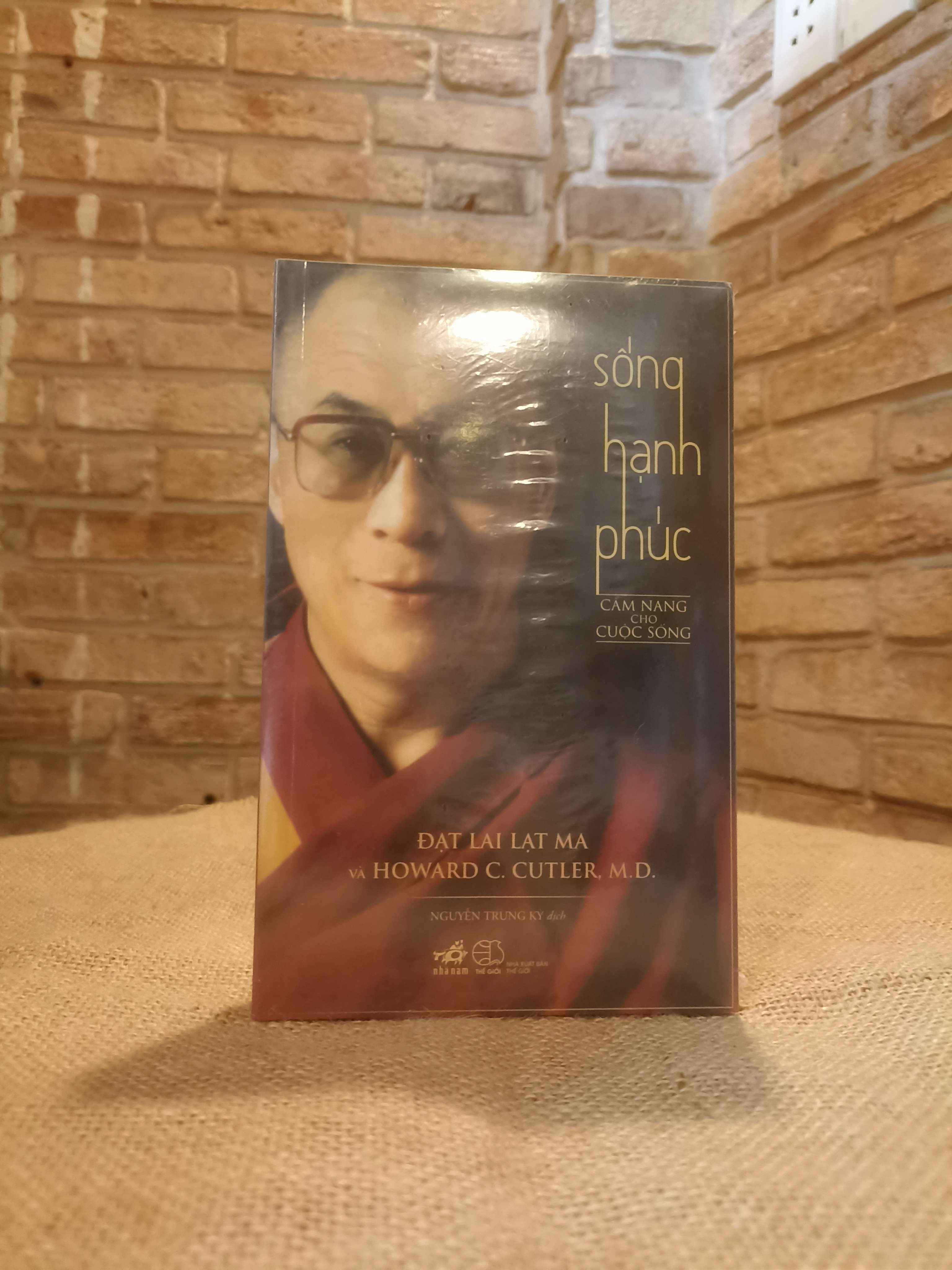Sống hạnh phúc - Đạt Lai Lạt Ma Mới còn seal (Sách tôn giáo - tâm linh) VAVO