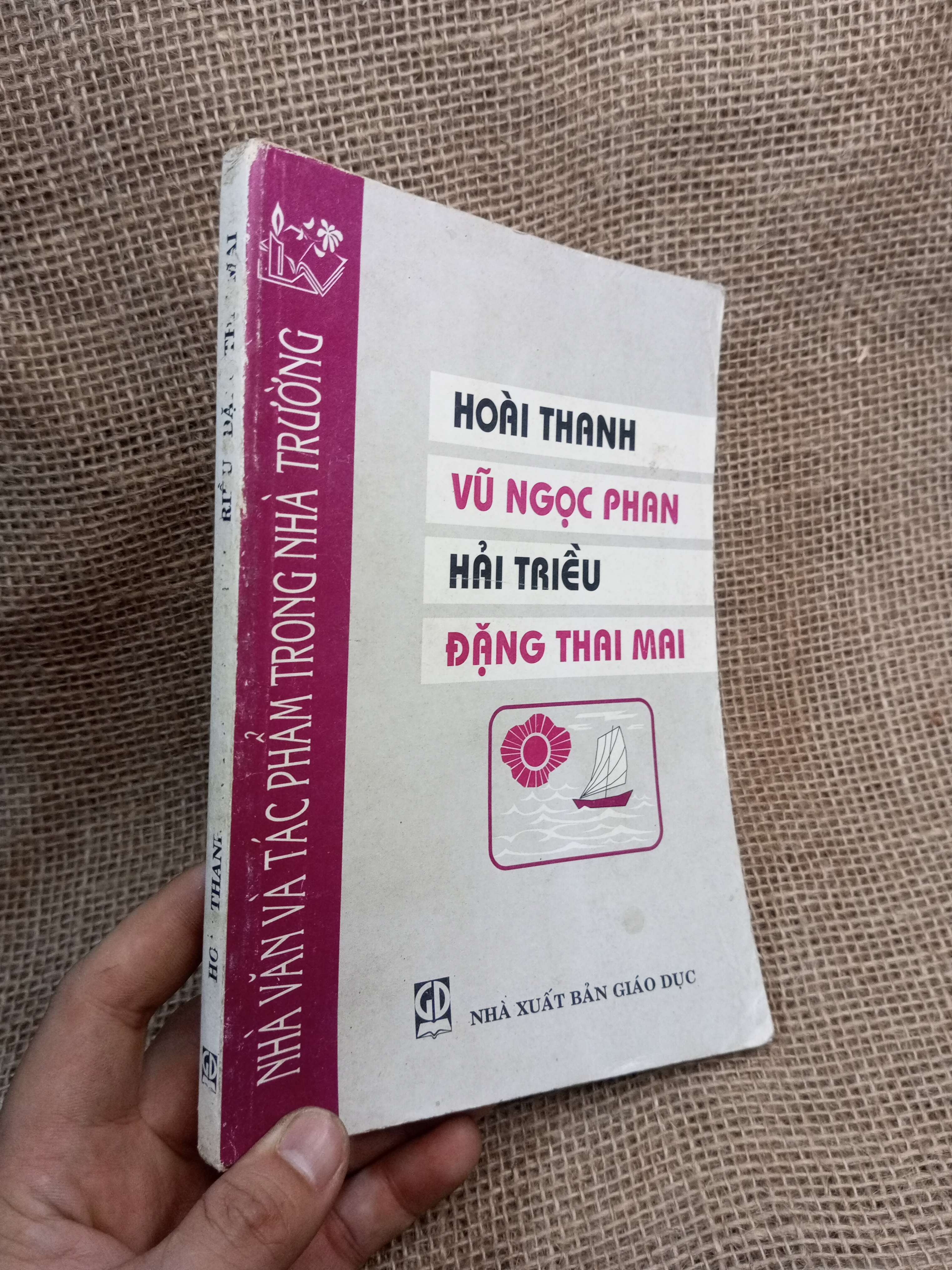 Nhà Văn Và Tác Phẩm Trong Nhà Trường - Hoài Thanh, Vũ Ngọc Phan, Hải Triều, Đặng Thai Mai 1999 mới 80% ố nhẹ (Sách văn học) HLSC