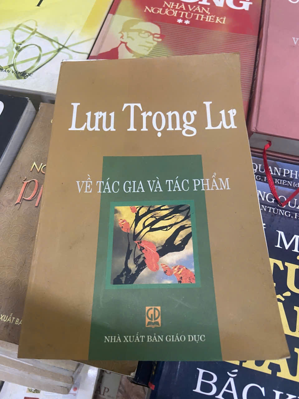 Lưu Trọng Lư về tác giả và tác phẩm (Sách văn học) VAVO