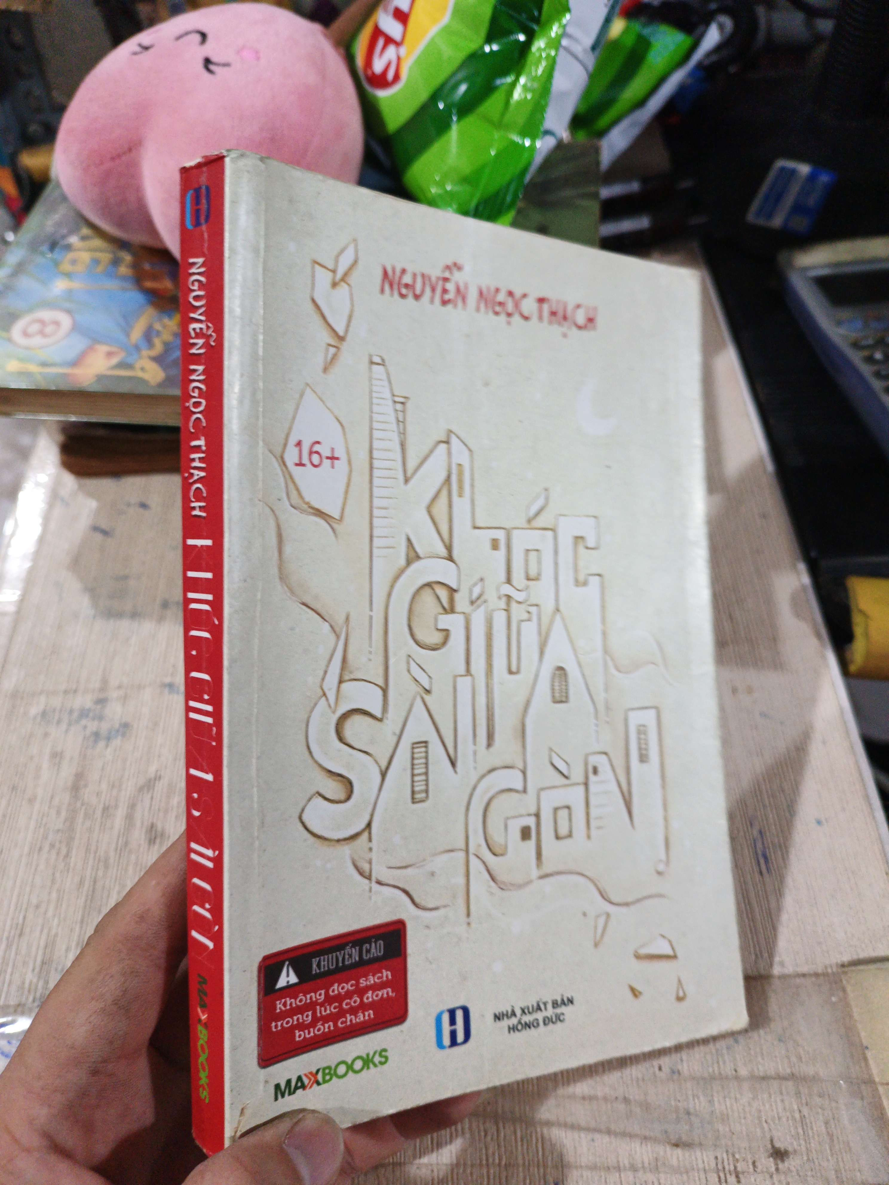 Khóc Giữa Sài Gòn - Nguyễn Ngọc Thạch 2014 mới 80% ố (Sách văn học) HLSC