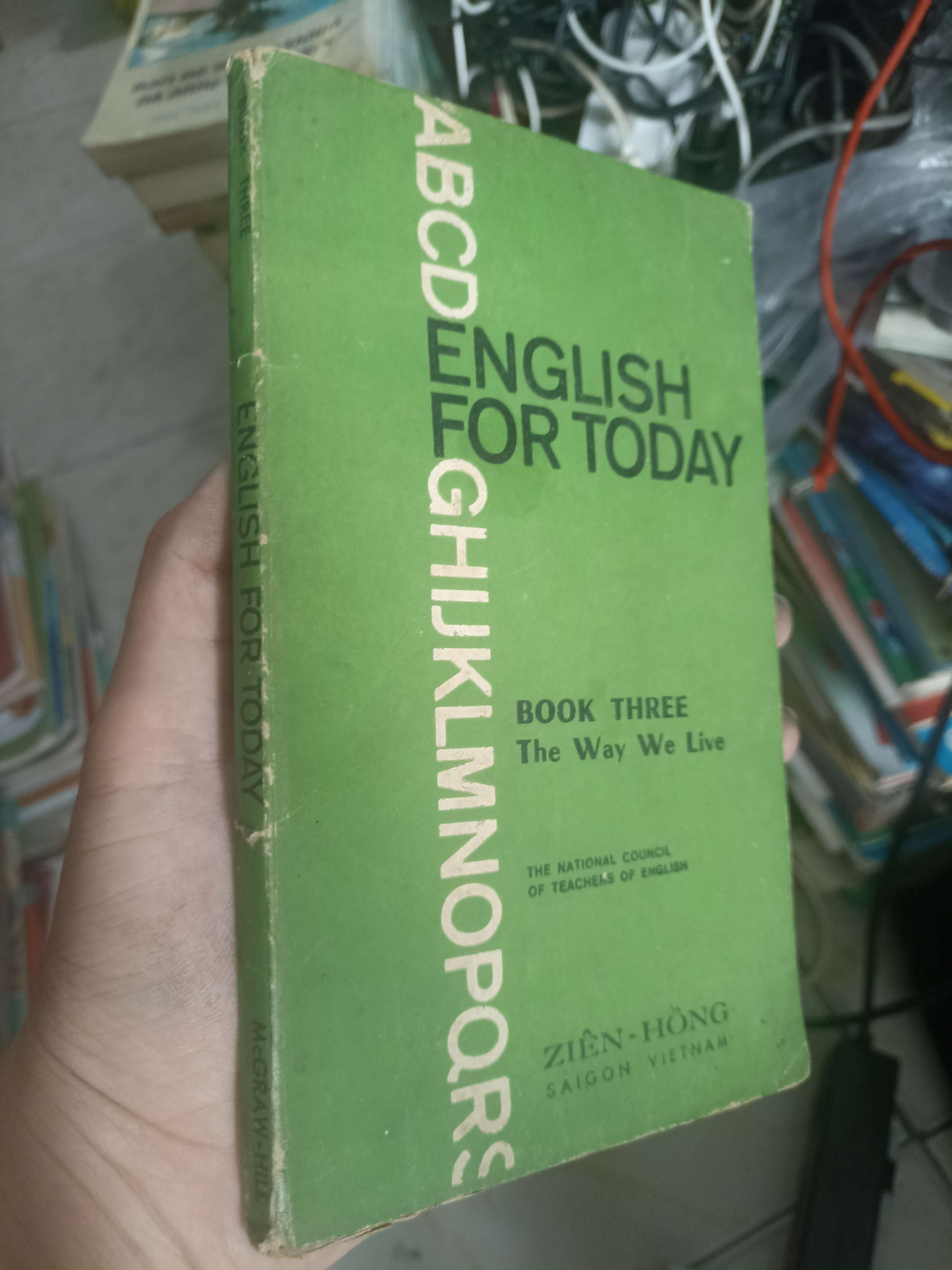 Tiếng Anh Cho Ngày Nay (Quyển 3): Cách Chúng Ta Sống 1970 (Sách học ngoại ngữ) KSX